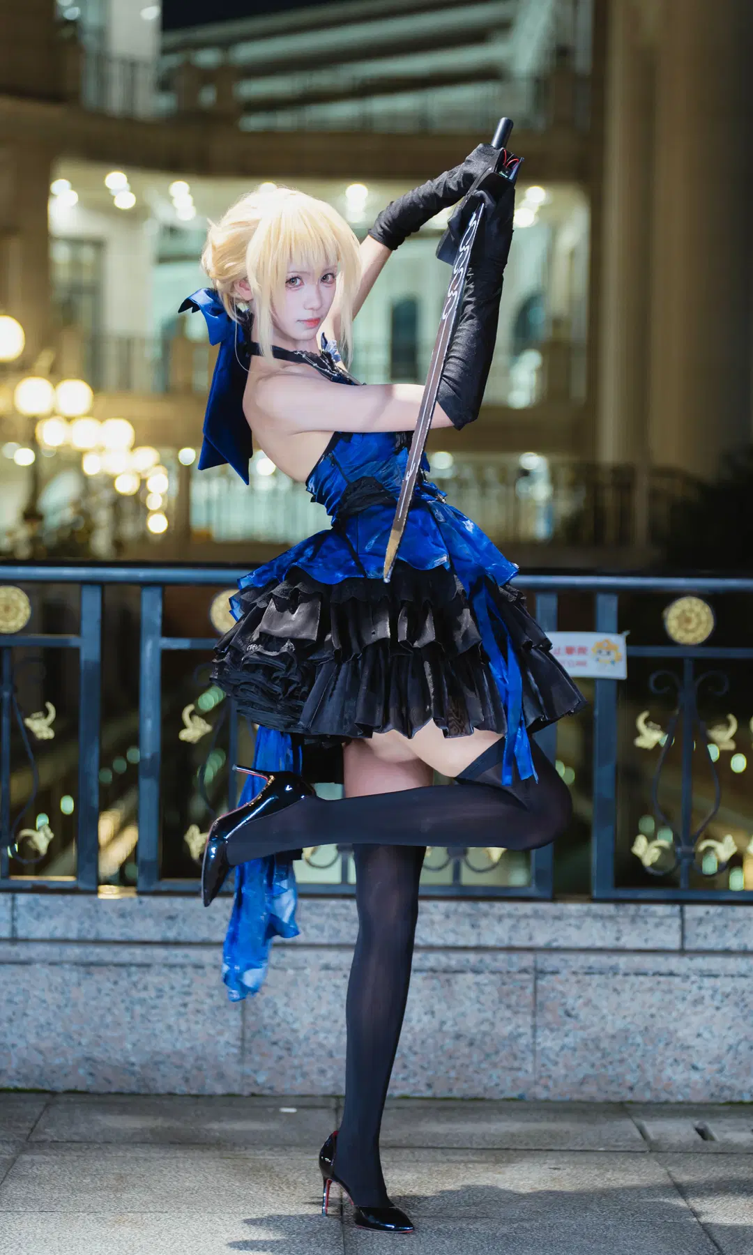 [黒セイバーのコスプレ] フェイト ドレスの黒セイバー、夜景の中の優雅さと鋭さ - 南朝花月 - 3枚目