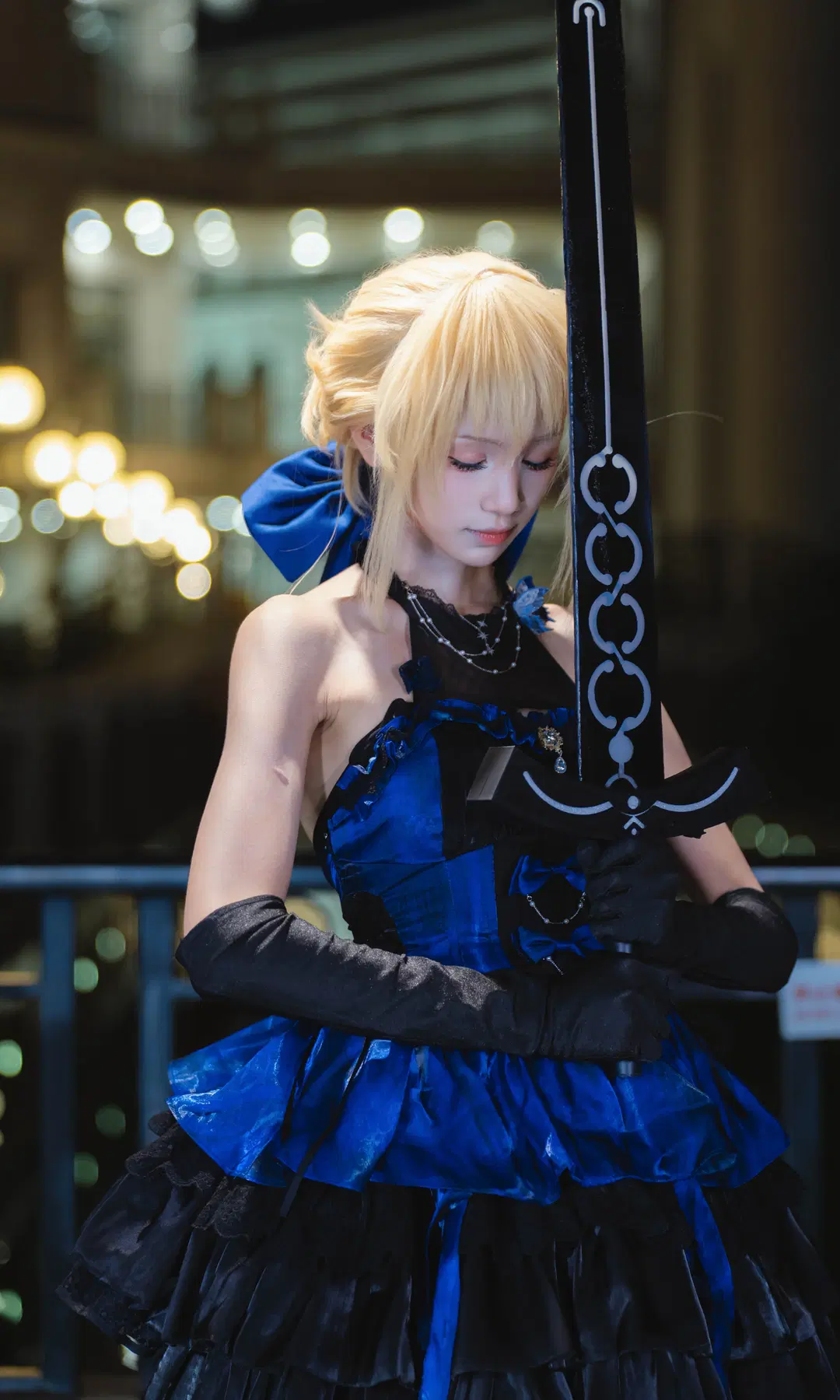 [黒セイバーのコスプレ] フェイト ドレスの黒セイバー、夜景の中の優雅さと鋭さ - 南朝花月 - 4枚目