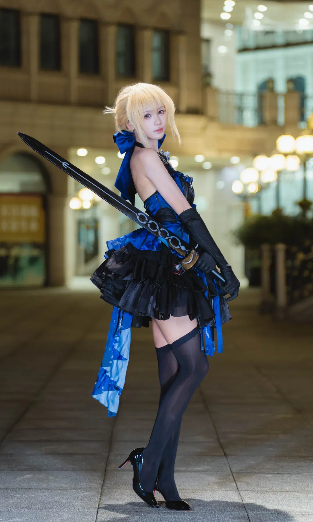 [黒セイバーのコスプレ] フェイト ドレスの黒セイバー、夜景の中の優雅さと鋭さ - 南朝花月 - 5枚目