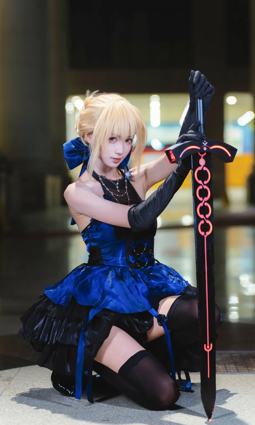 [黒セイバーのコスプレ] フェイト ドレスの黒セイバー、夜景の中の優雅さと鋭さ - 南朝花月 - 6枚目