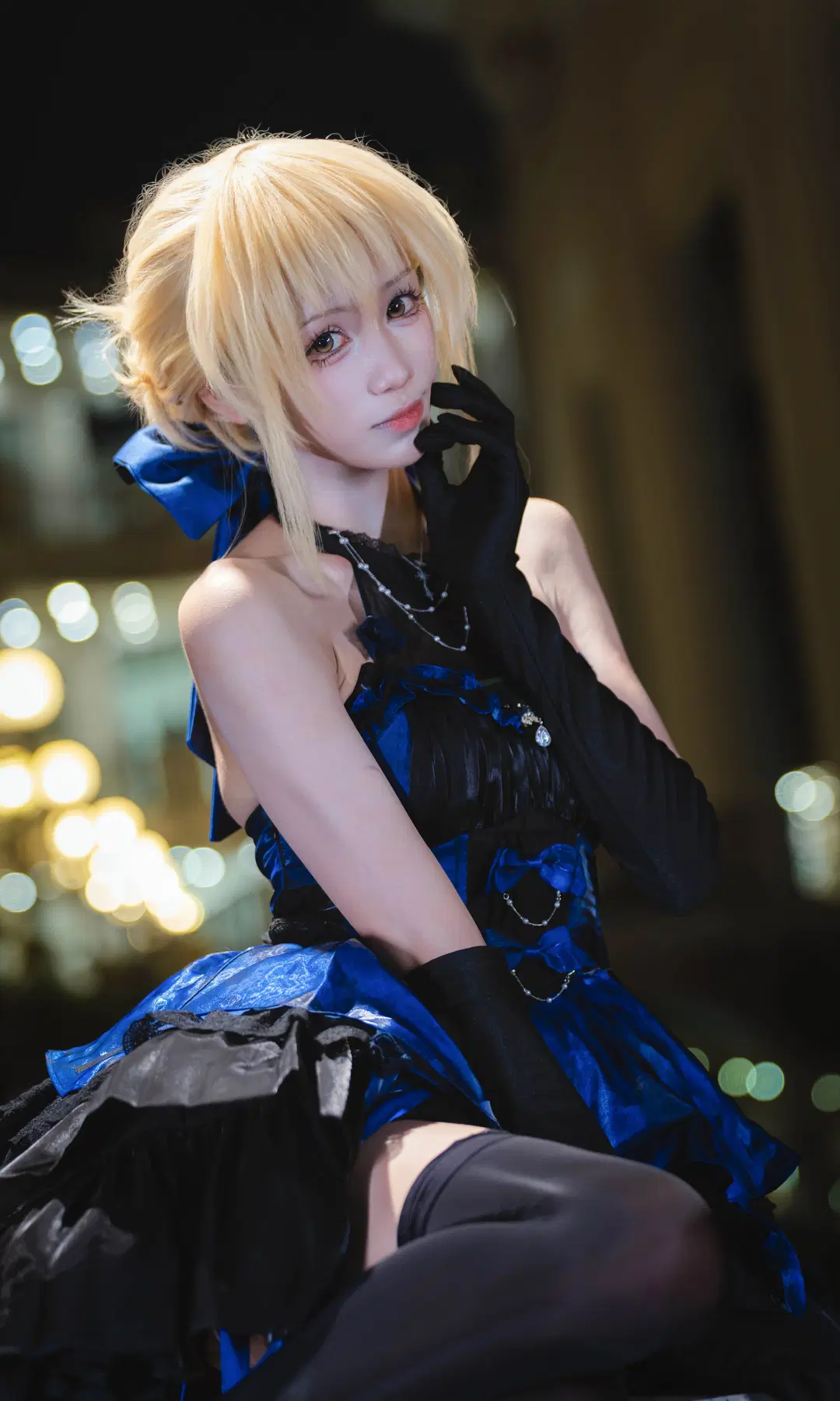 [黒セイバーのコスプレ] フェイト ドレスの黒セイバー、夜景の中の優雅さと鋭さ - 南朝花月 - 8枚目