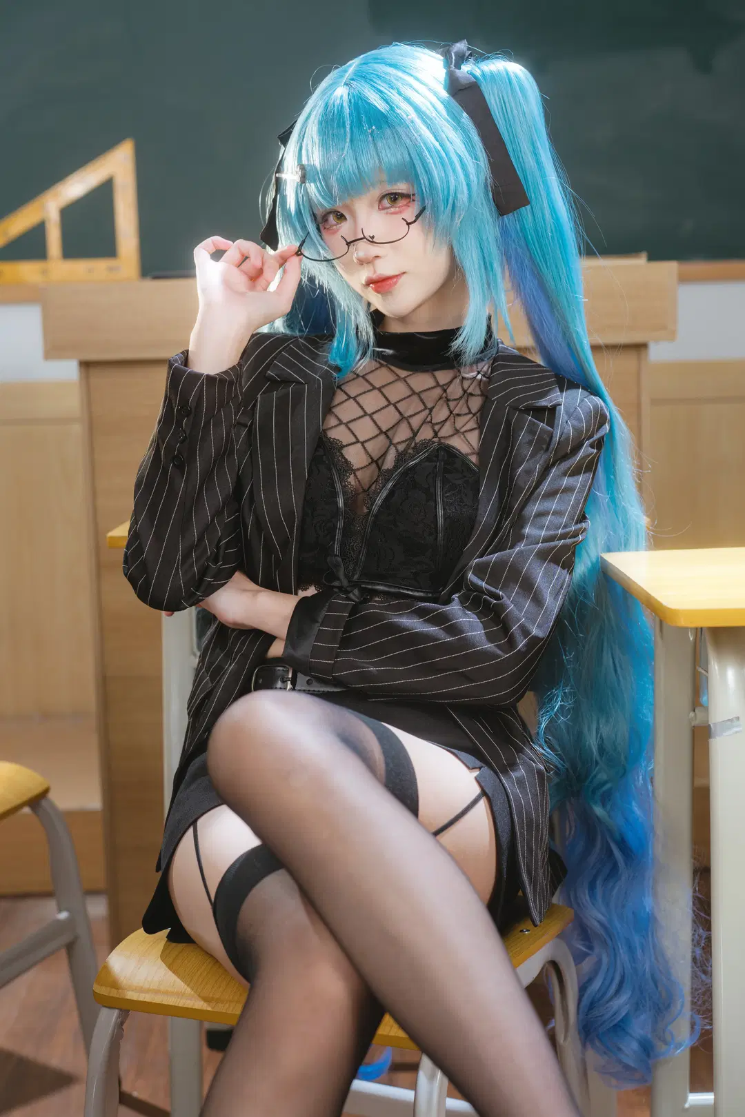 【普利瓦蒂cos】蓝发双马尾与黑丝西装的教室人像 - 南朝花月 - 第10张