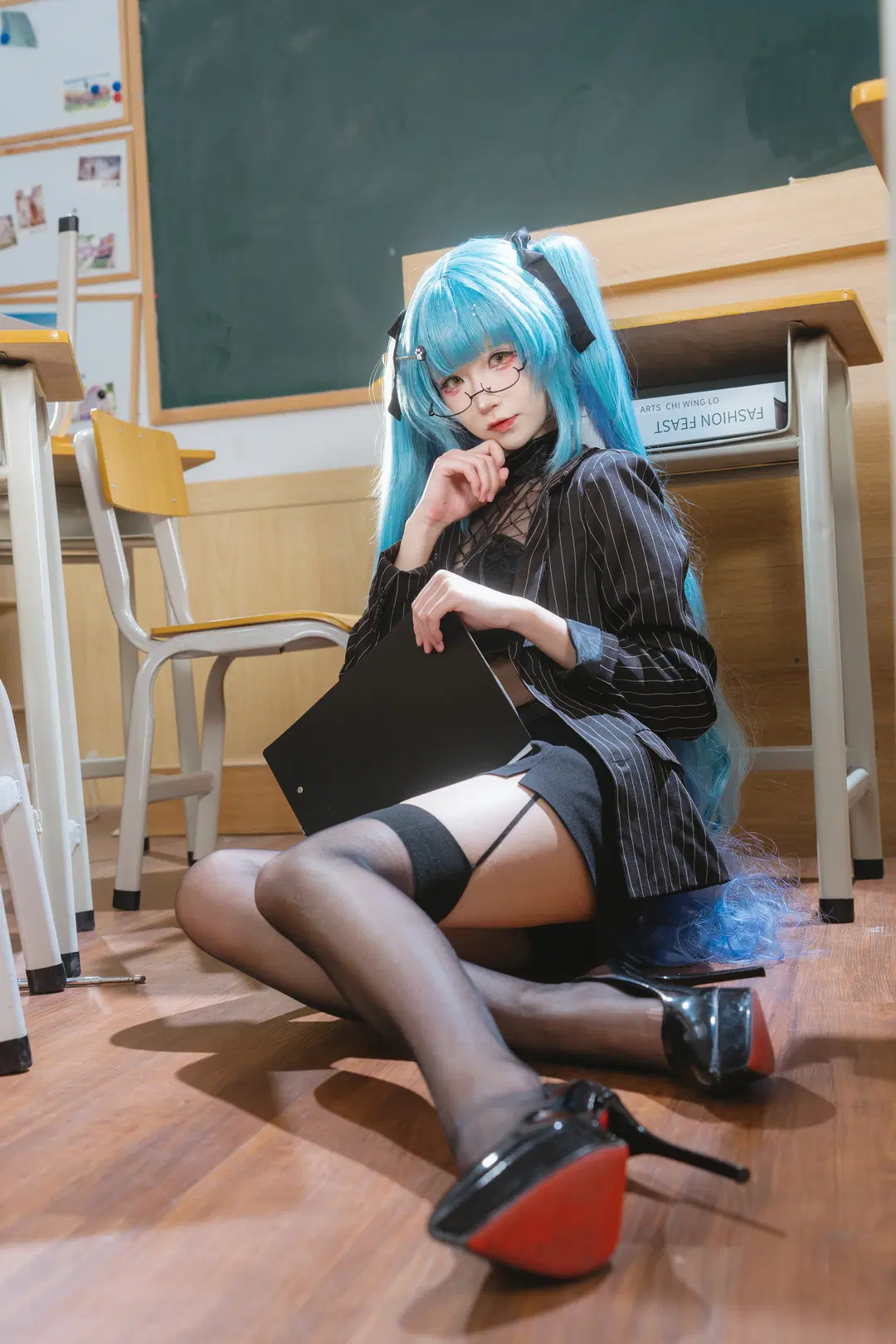 【普利瓦蒂cos】蓝发双马尾与黑丝西装的教室人像 - 南朝花月 - 第11张