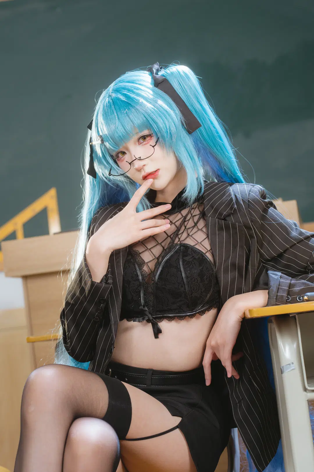 【普利瓦蒂cos】蓝发双马尾与黑丝西装的教室人像 - 南朝花月 - 第2张