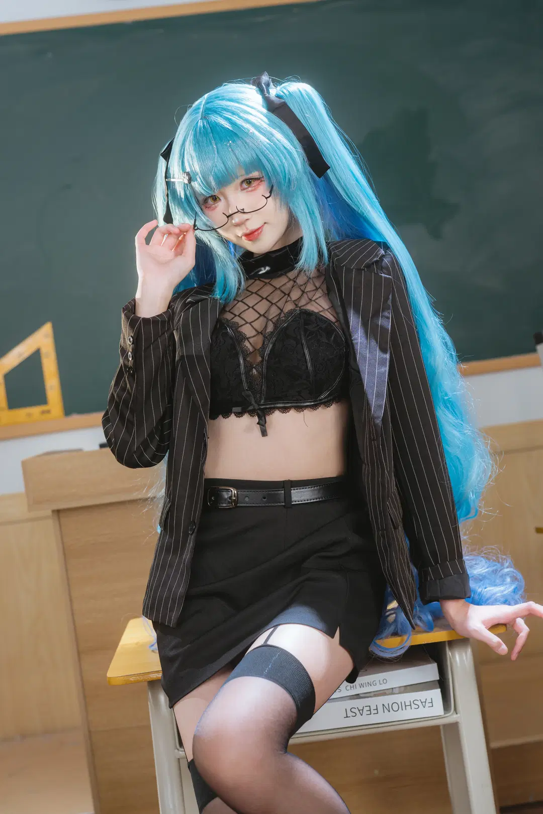 【普利瓦蒂cos】蓝发双马尾与黑丝西装的教室人像 - 南朝花月 - 第6张
