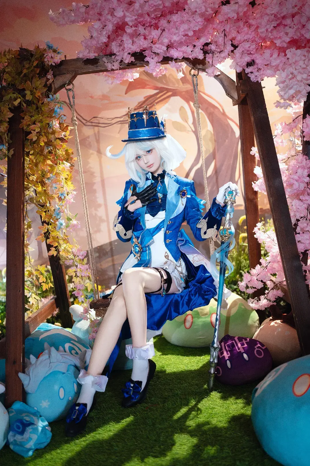 原神コスプレ：青と白のレトロゴージャスドレスと桜舞う劇場風写真の光影 - CuSO4 - 3枚目