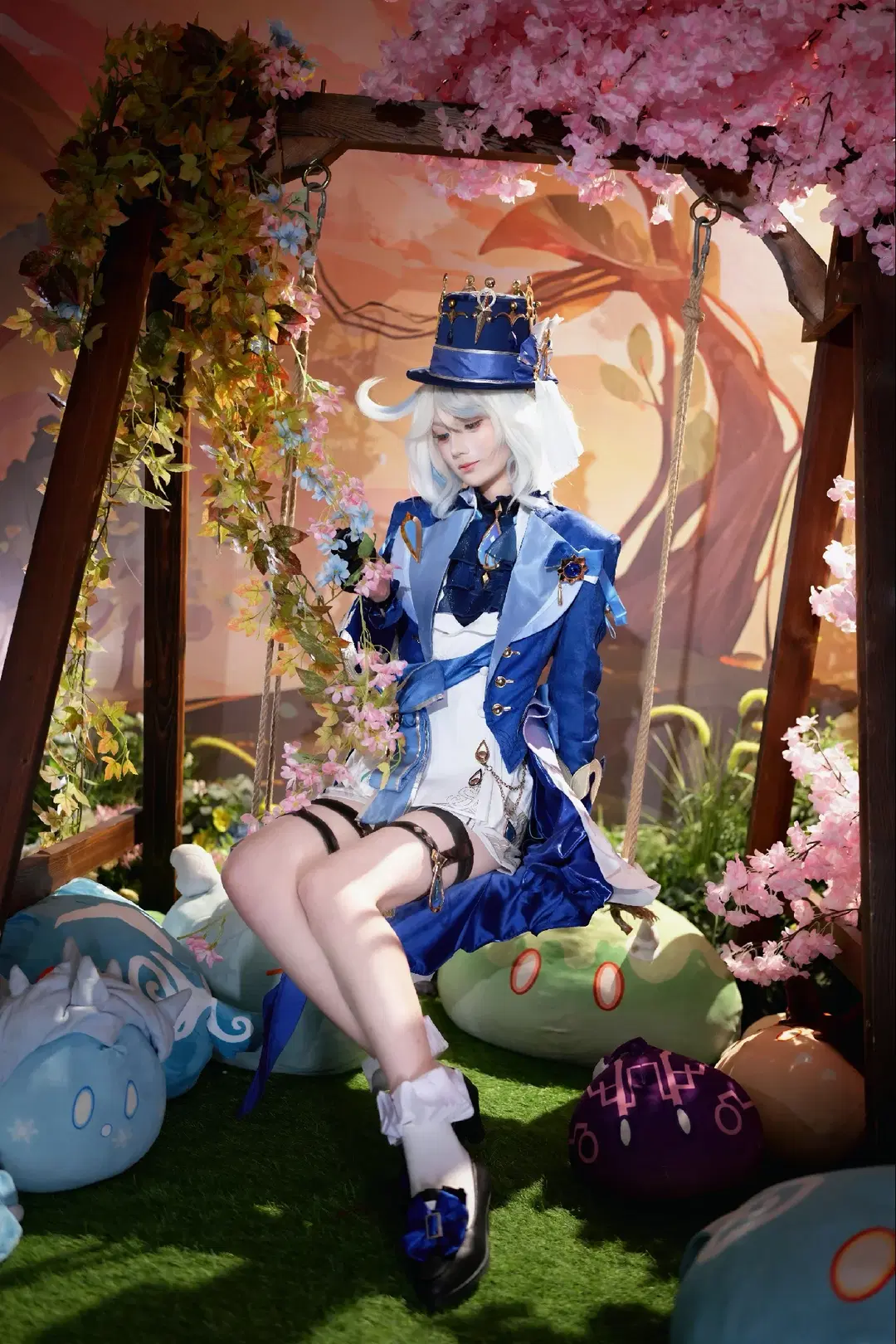 原神コスプレ：青と白のレトロゴージャスドレスと桜舞う劇場風写真の光影 - CuSO4 - 4枚目