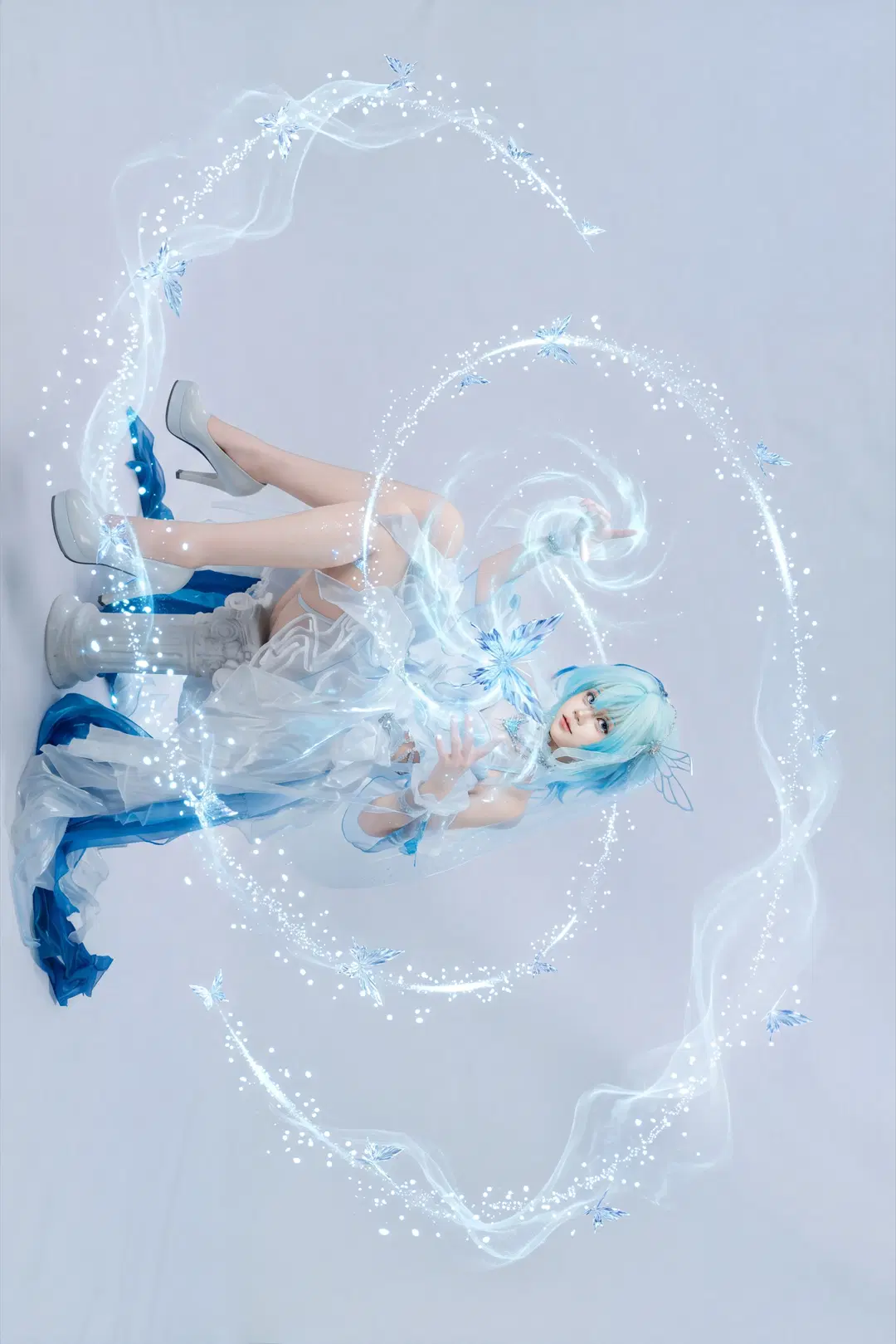 Wuthering Waves The Shorekeeper cosplay: Ice-Blue Butterflies Hovering at the Fingertips by Petrichor猫猫 - Image 4