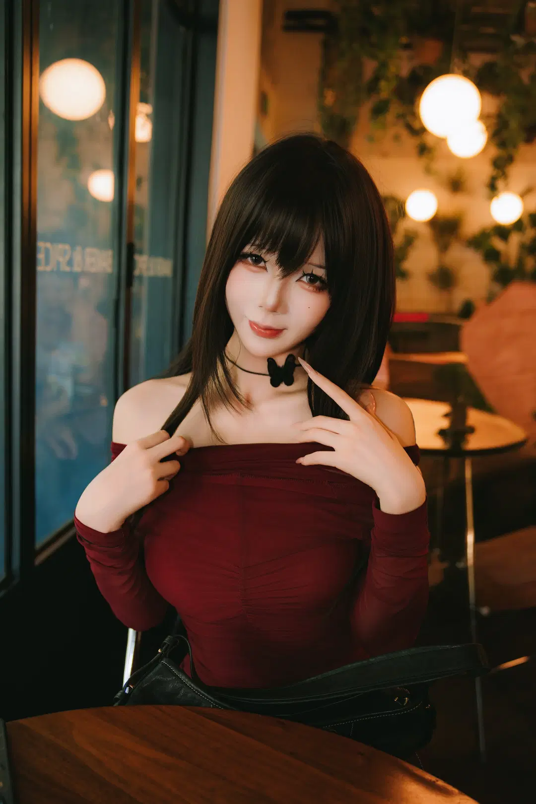 氛围感cosplay, 咖啡馆写真, 酒红色穿搭, 露肩装, 黑长直发型