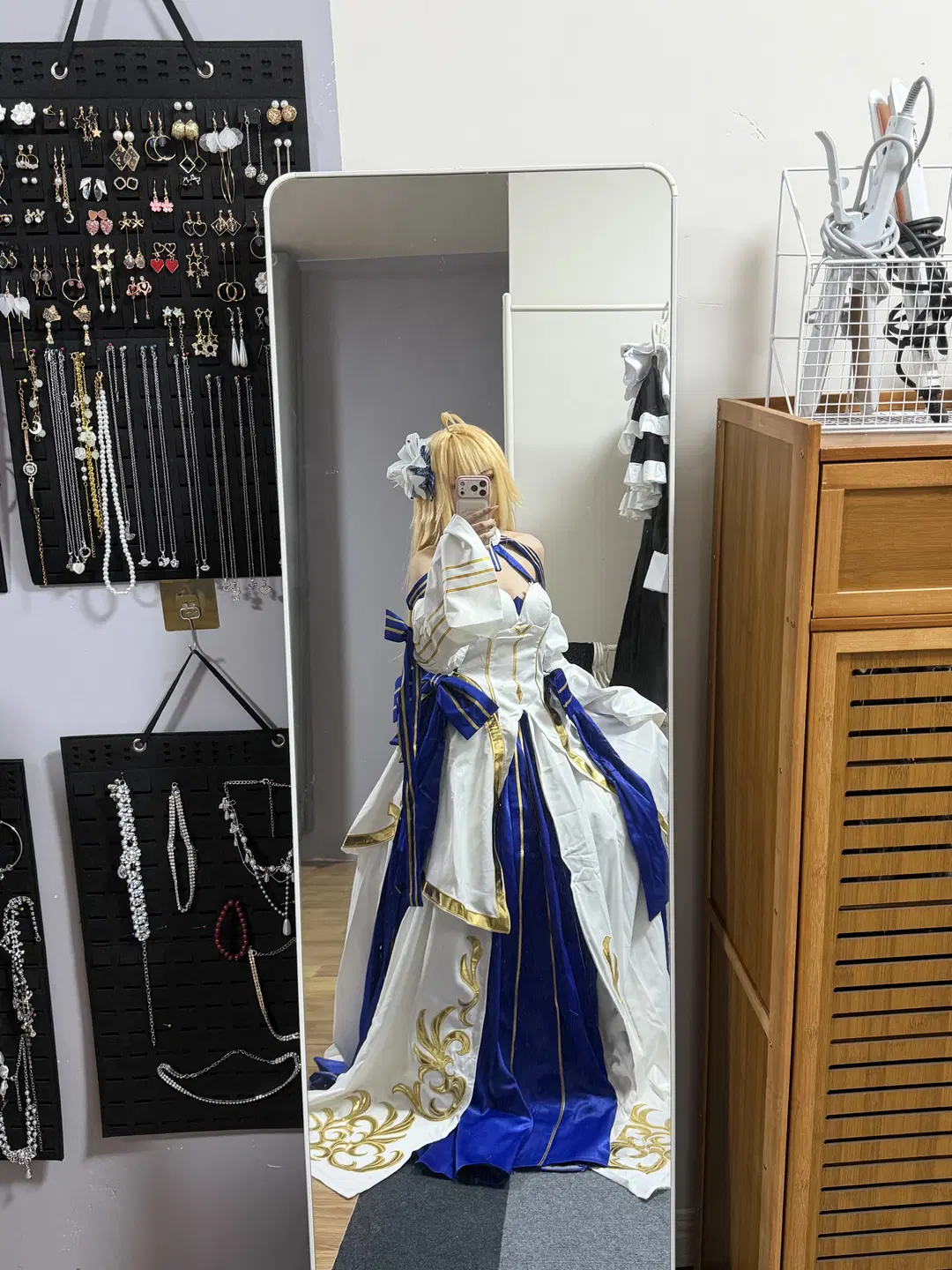 [Arcueid cosplay] Tsukihime: Blue, White, and Gold Ballgown Photoshoot Showcase by 商齐 - Image 2