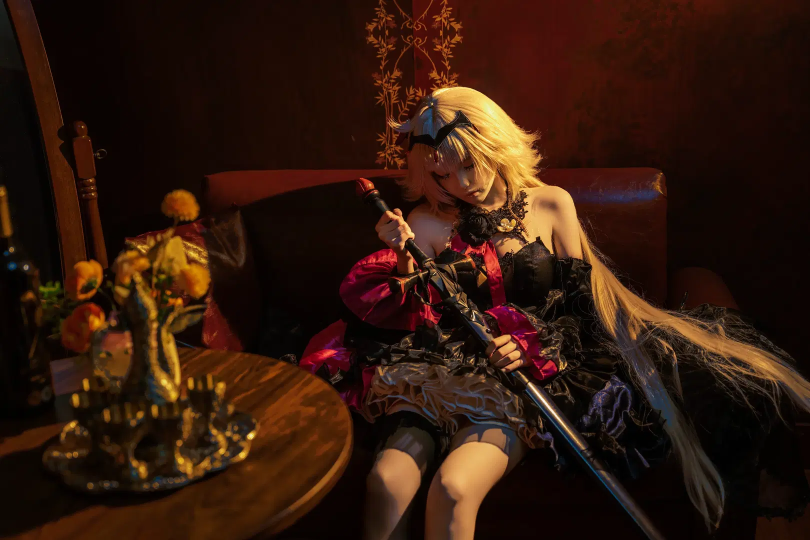 【Jeanne d'Arc (Alter) cosplay】Fate/Grand Order Dark Gothic Style Photoshoot Chronicle (Retro scene & Stockings) by 商齐 - Image 2
