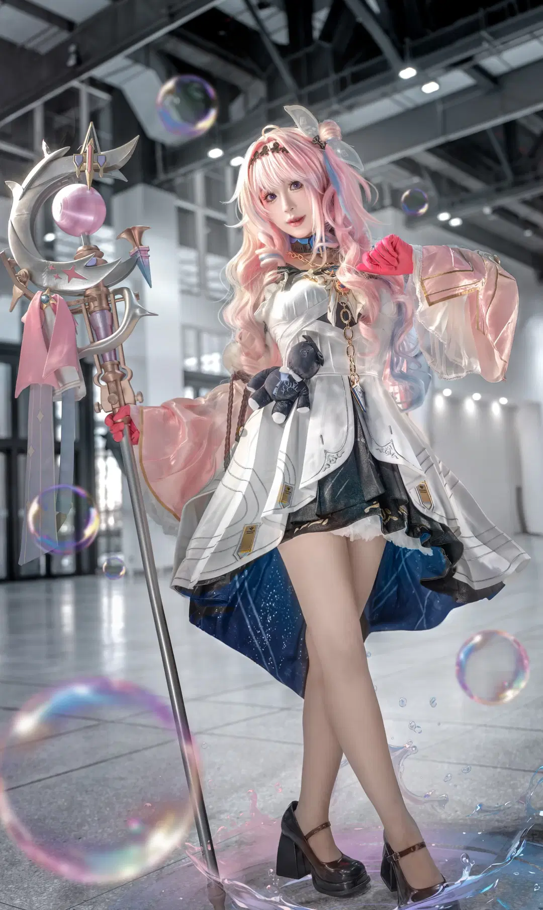 【Denia Cosplay】Wuthering Waves Dreamy Mage: Intricate Details Unveiled Amid Bubbles, Light, and Shadow by 八岁姐姐 - Image 2