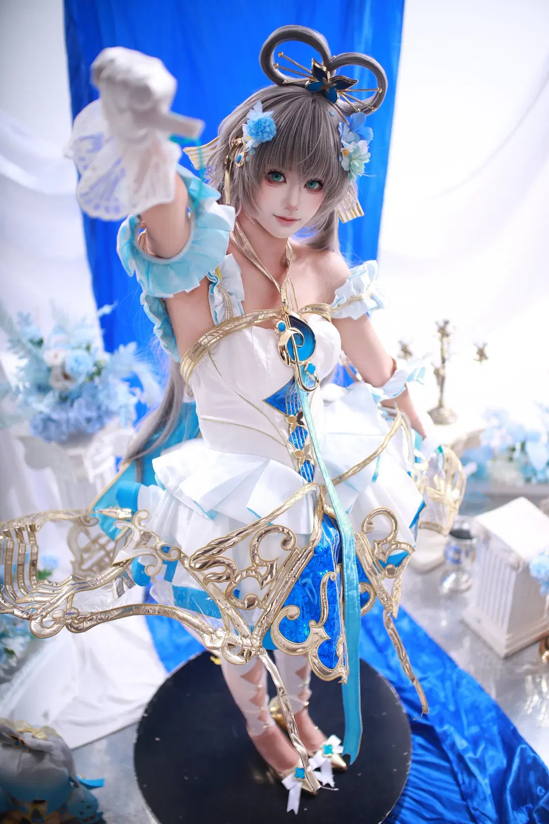二次元摄影, 洛天依cos, VOCALOID, 绑带袜, 白蓝金洋装