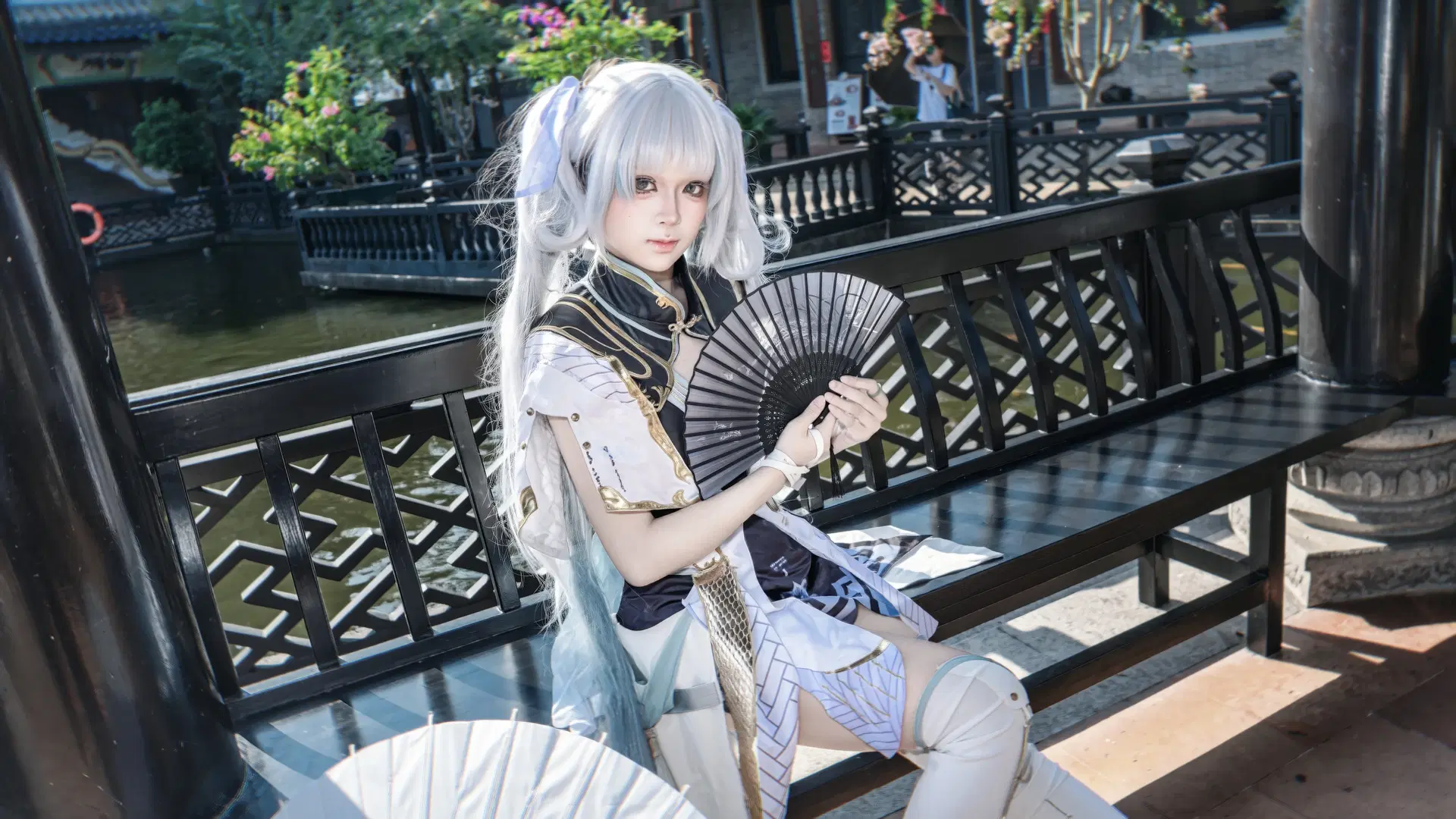 Wuthering Waves, Jinhsi cosplay, White stockings, Traditional Chinese style cosplay, Classical Chinese garden