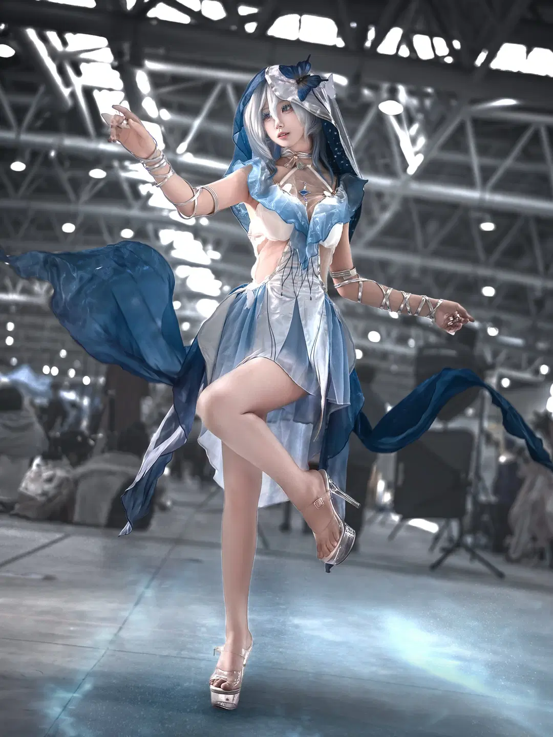 鳴潮, ショアキーパー コスプレ, コスプレ会場写真, 鳴潮 ショアキーパー, 青と白のドレス
