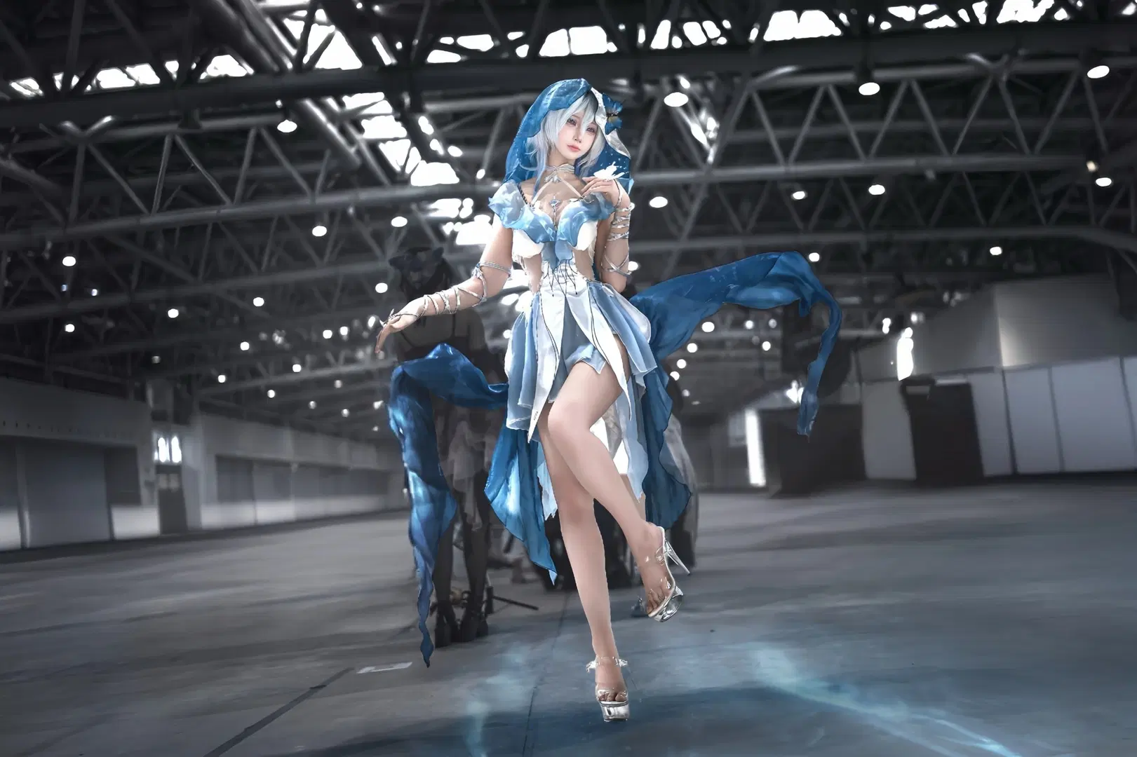【守岸人cos】鸣潮蓝白裙摆下的动态瞬间 - 小鹿九九 - 第4张