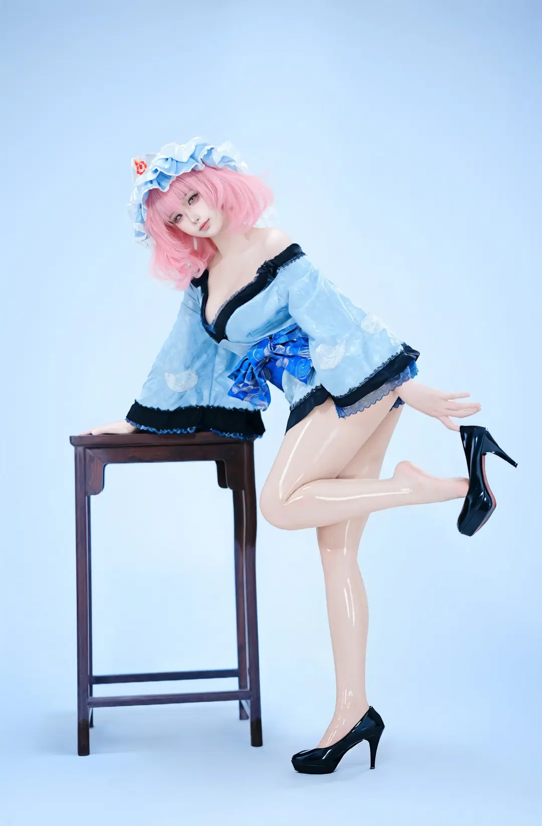 东方Project, 西行寺幽幽子cos, 粉发少女, 棚拍写真, 蓝白洋装