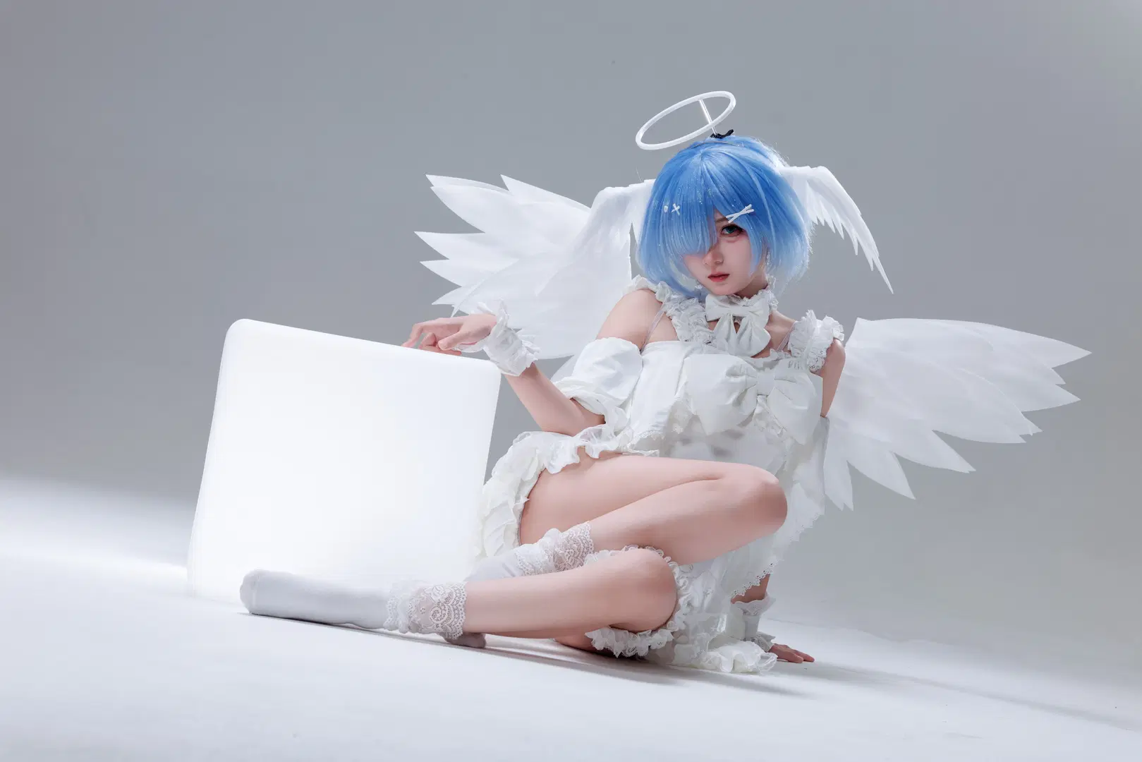 [Rem cosplay] Re:Zero - Starting Life in Another World: Angel Styling Beneath Pure White Wings by 不想上班的小王 - Image 4