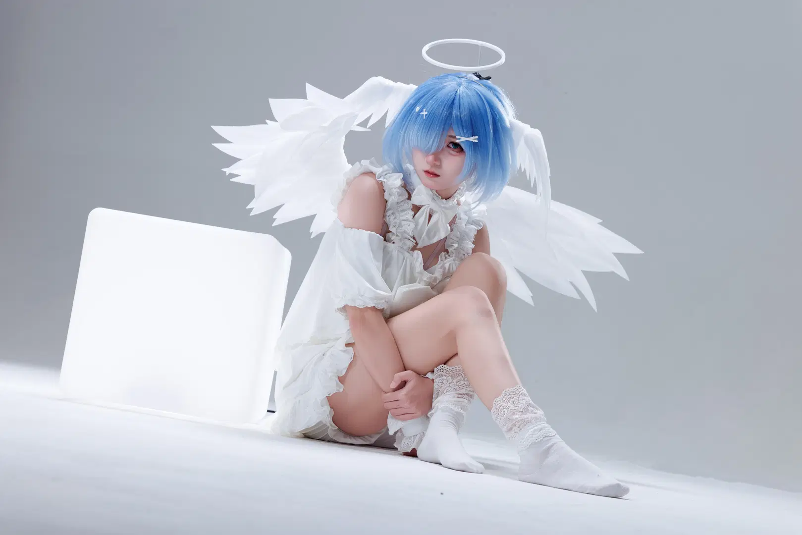 [Rem cosplay] Re:Zero - Starting Life in Another World: Angel Styling Beneath Pure White Wings by 不想上班的小王 - Image 5