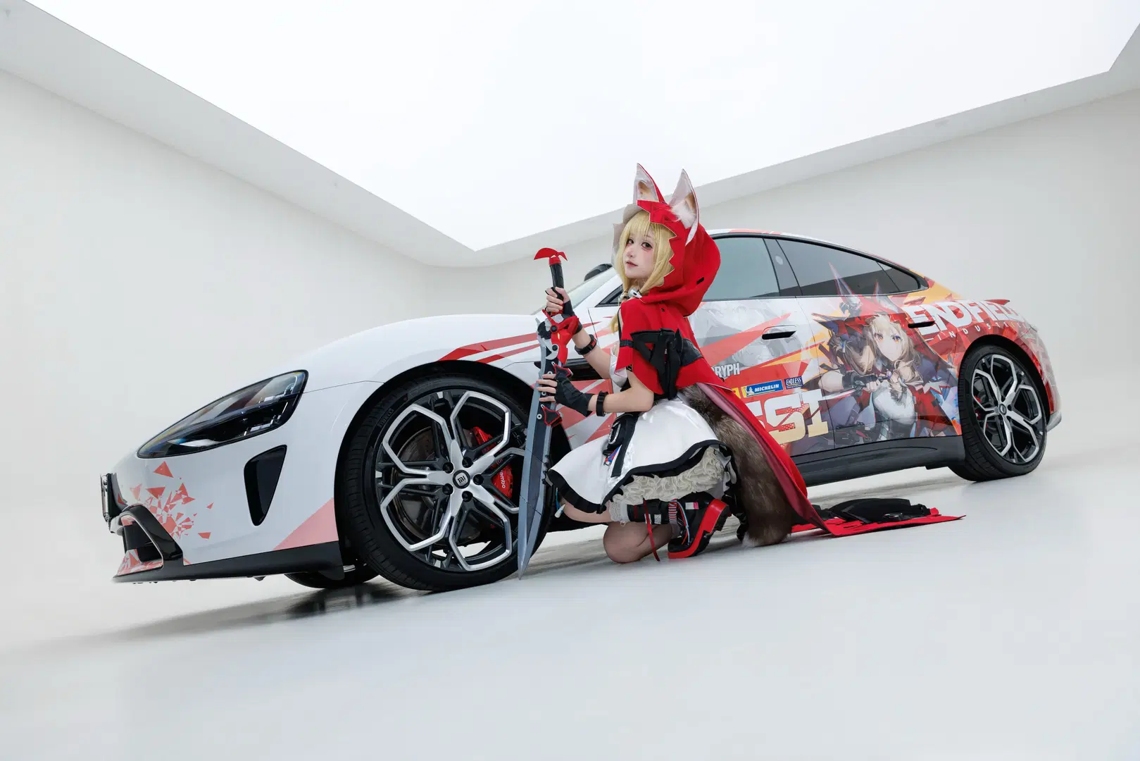 [Rossi cosplay] Arknights: Endfield Little Red Riding Hood with Xiaomi SU7 Itasha by 不想上班的小王 - Image 12