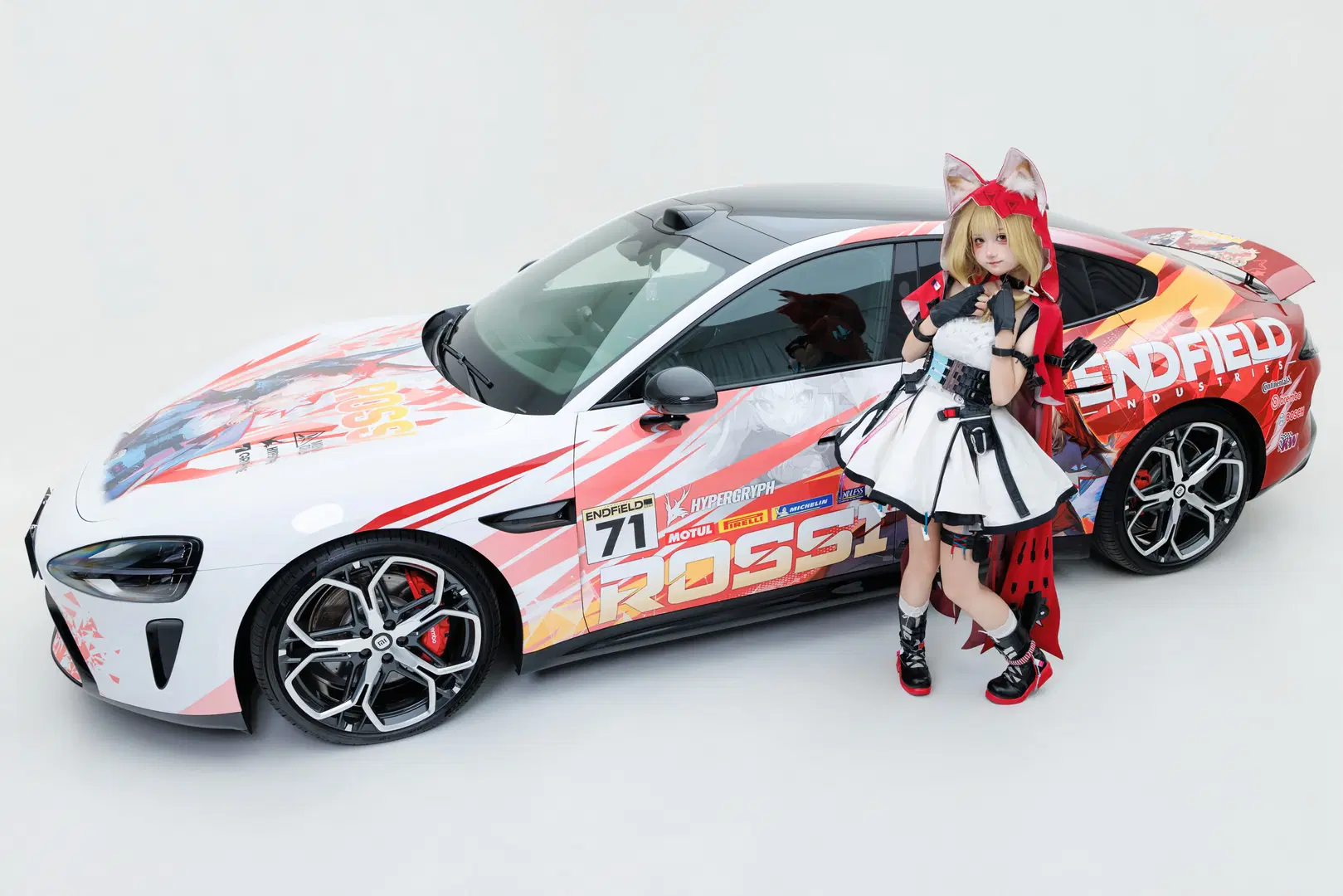 [Rossi cosplay] Arknights: Endfield Little Red Riding Hood with Xiaomi SU7 Itasha by 不想上班的小王 - Image 3