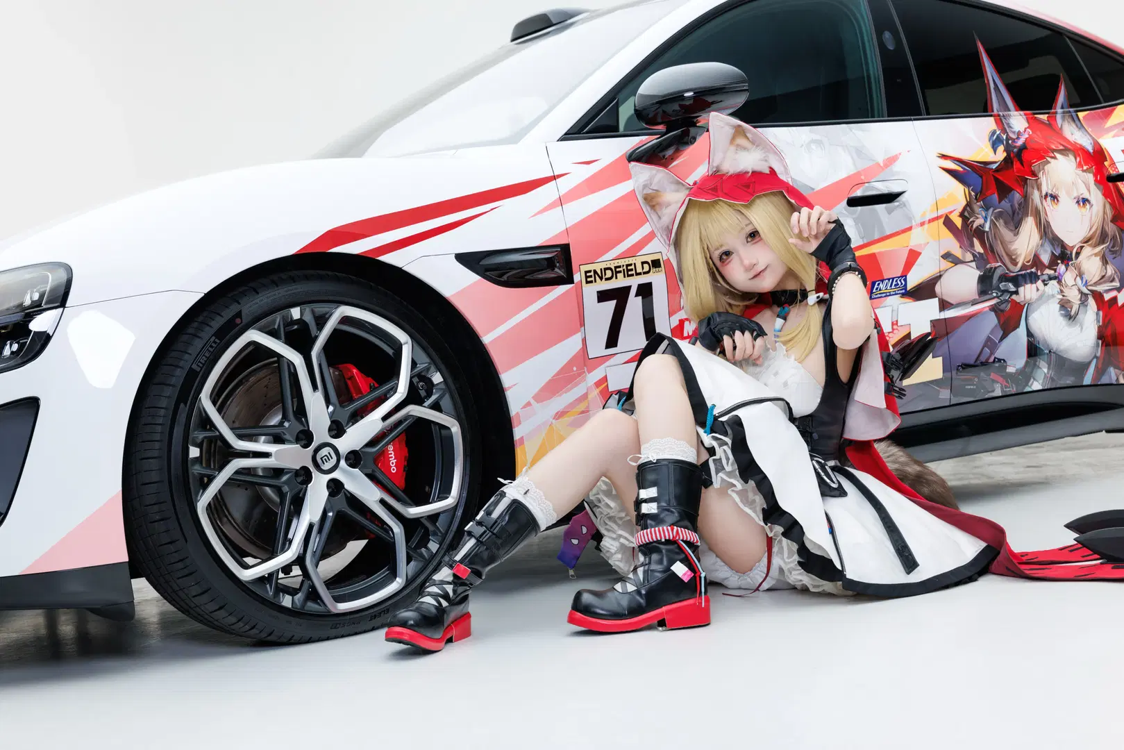[Rossi cosplay] Arknights: Endfield Little Red Riding Hood with Xiaomi SU7 Itasha by 不想上班的小王 - Image 4