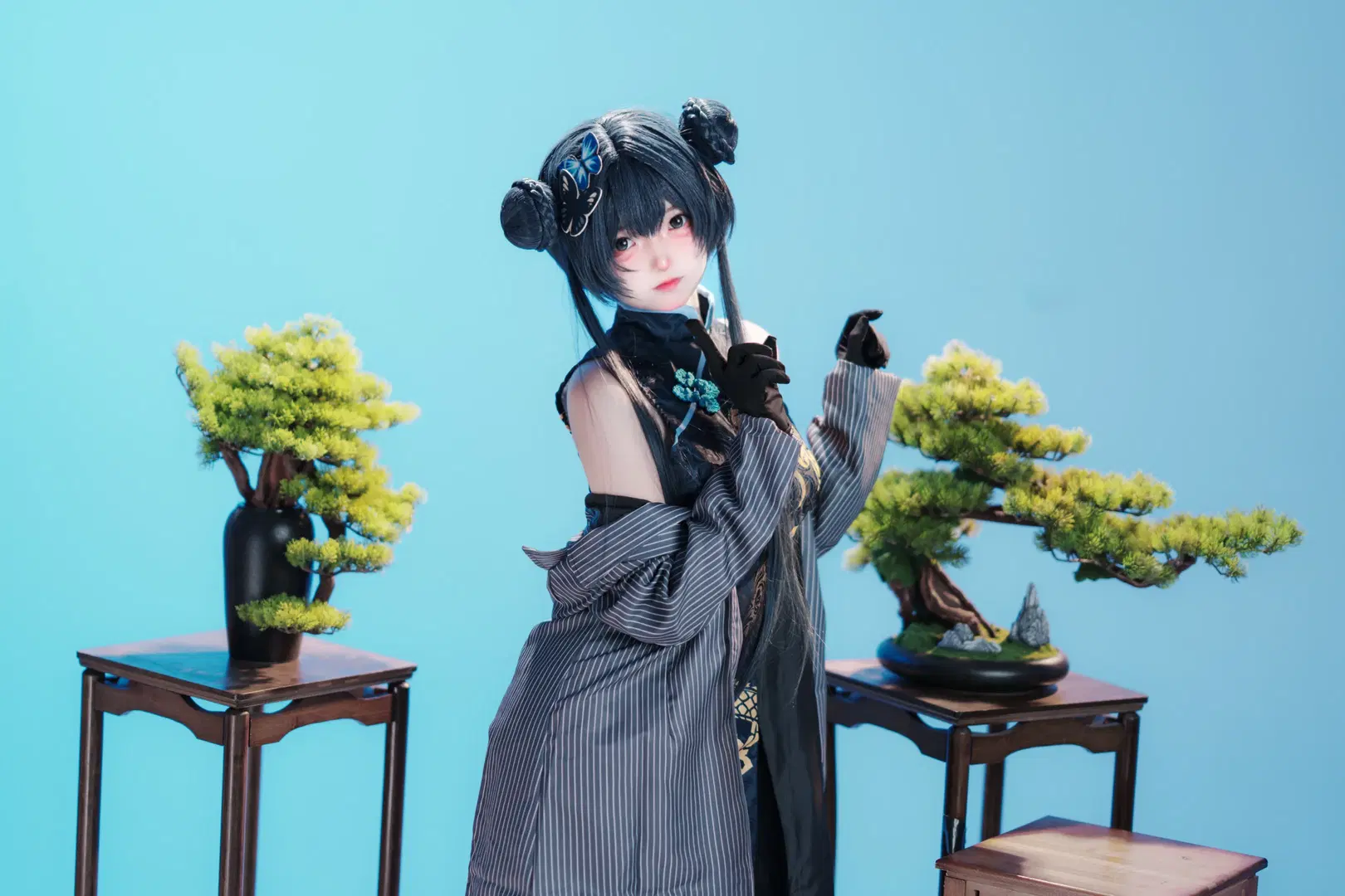 [Ryuge Kisaki cosplay] Interpreting the Elegant Guild Leader's Poise Before Chinese Bonsai by 乌龙茶茶 - Image 2