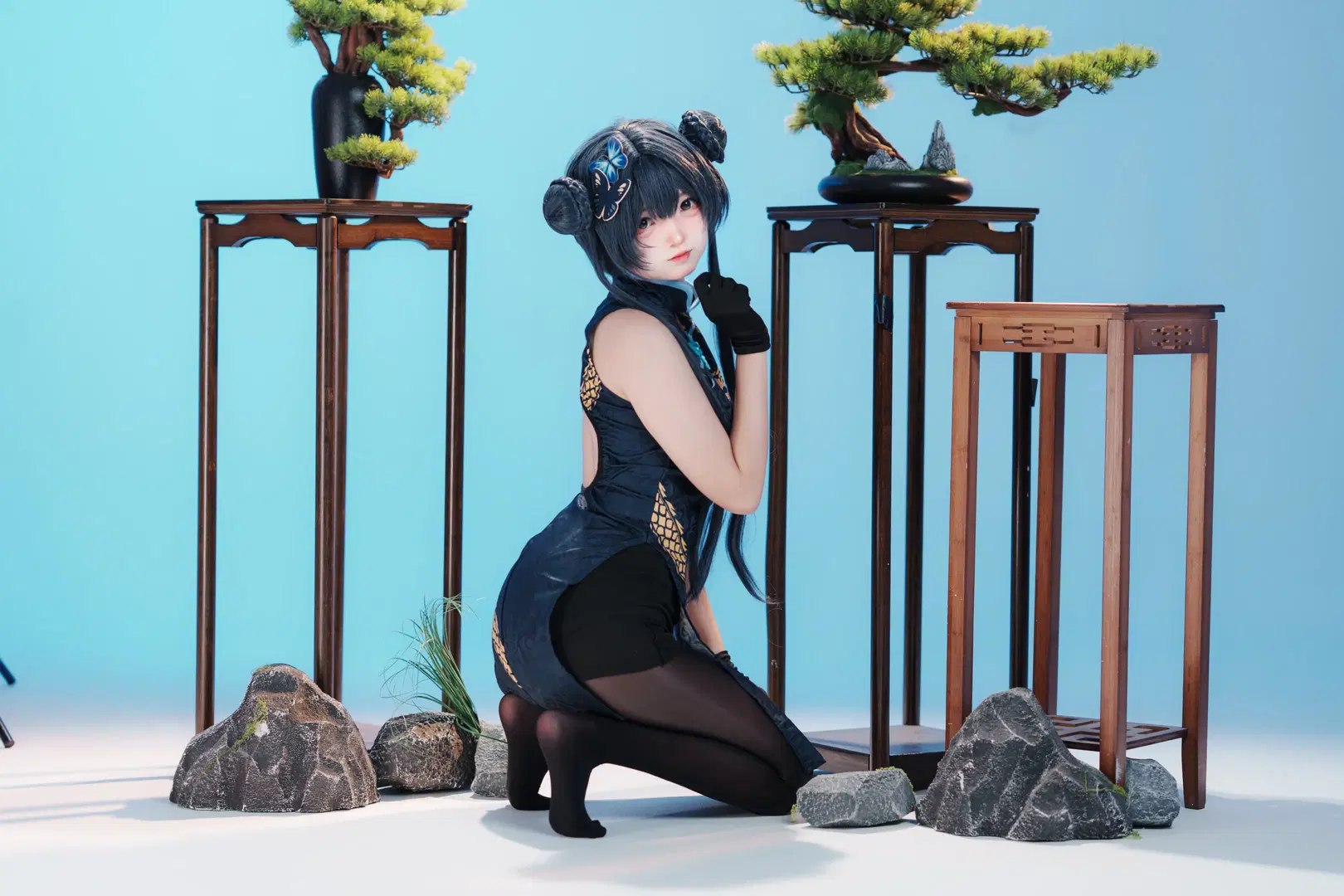[Ryuge Kisaki cosplay] Interpreting the Elegant Guild Leader's Poise Before Chinese Bonsai by 乌龙茶茶 - Image 4