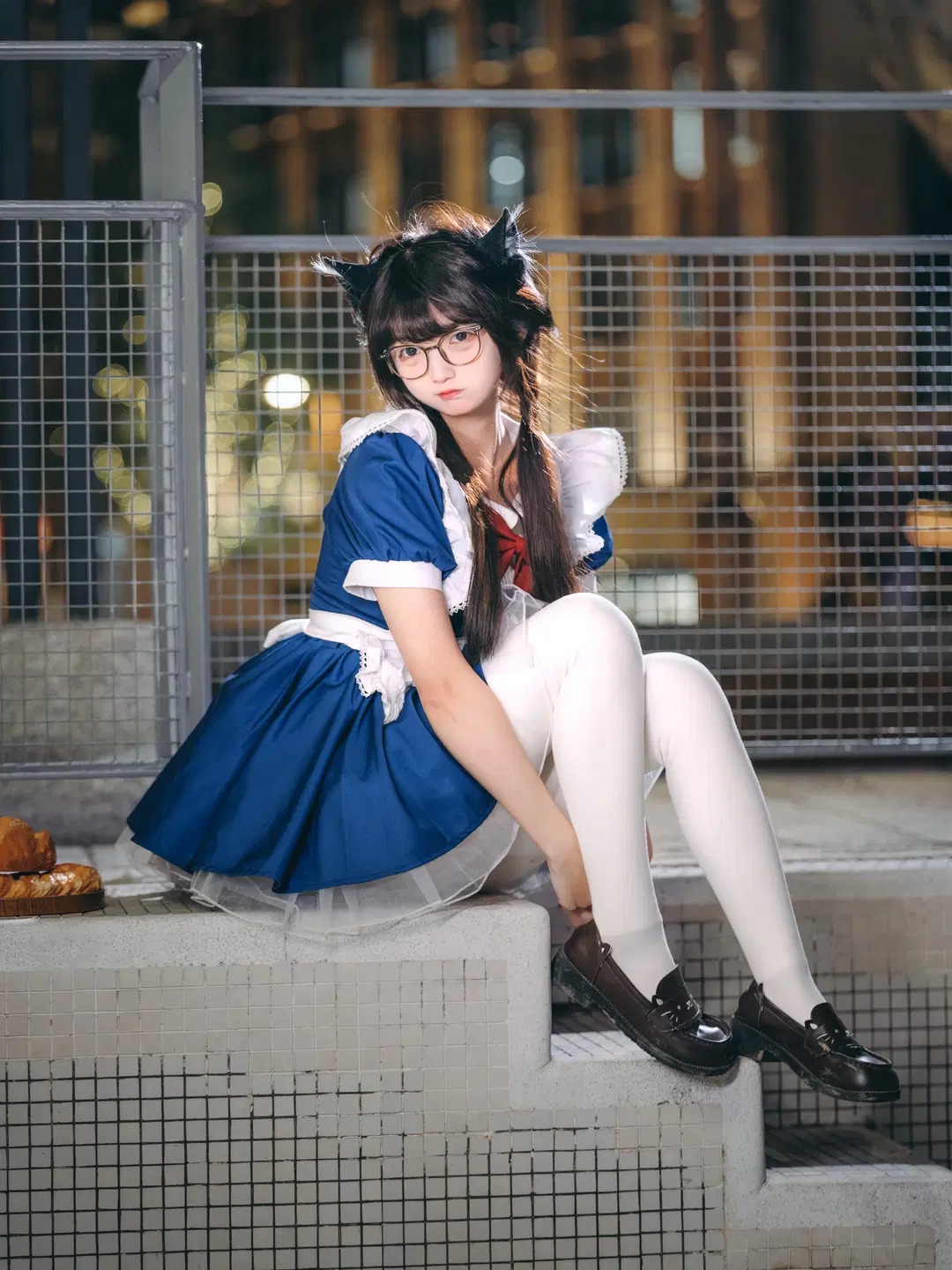 パンのトレイを携えて、青白のメイド服で紡ぐ夜間撮影記録 - 乌龙茶茶 - 2枚目