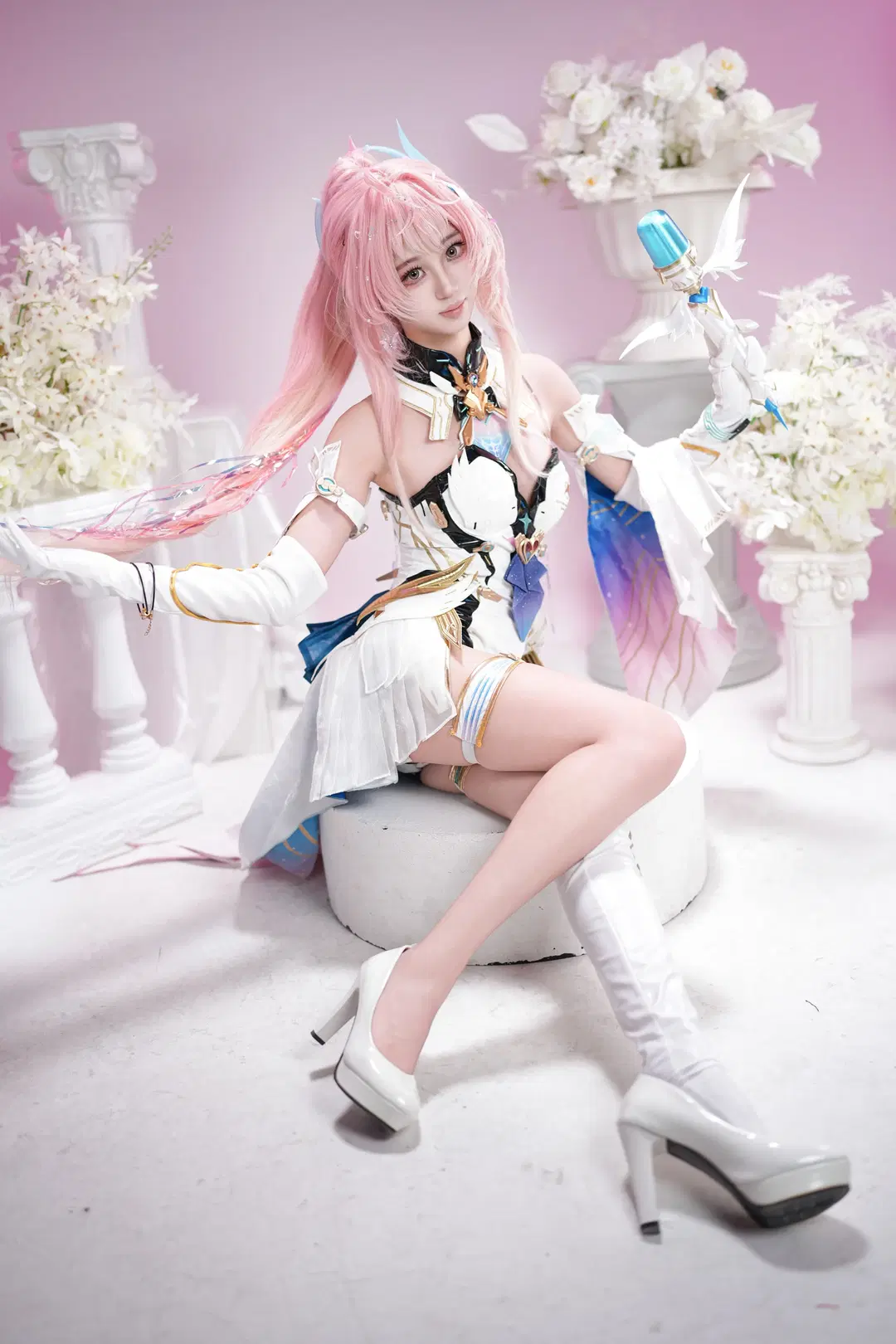 鸣潮, 爱弥斯cos, 粉色长发, cosplay正片, 白色过膝袜
