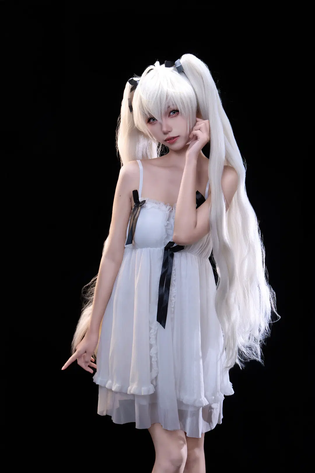 【穹妹cos】白裙黑丝带的经典还原，这次的黑背景氛围感很足 - 盈杏 - 第3张