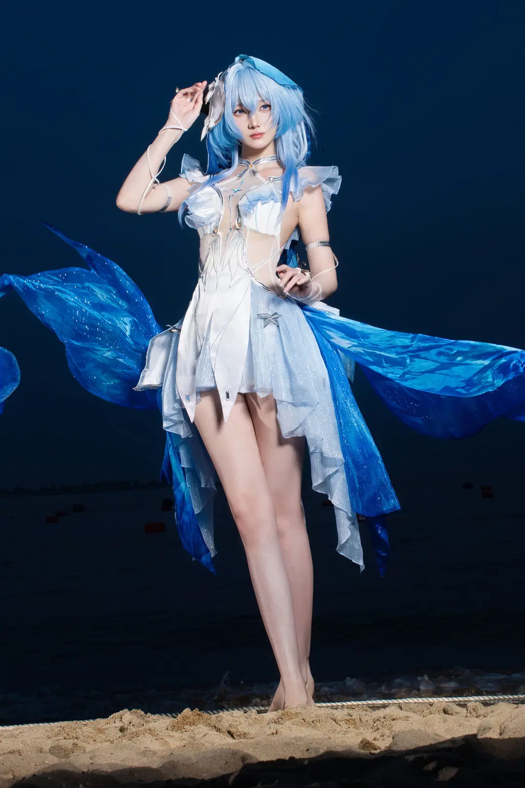 鸣潮, 守岸人cos, 二次元cos, 海边cosplay, 蓝发