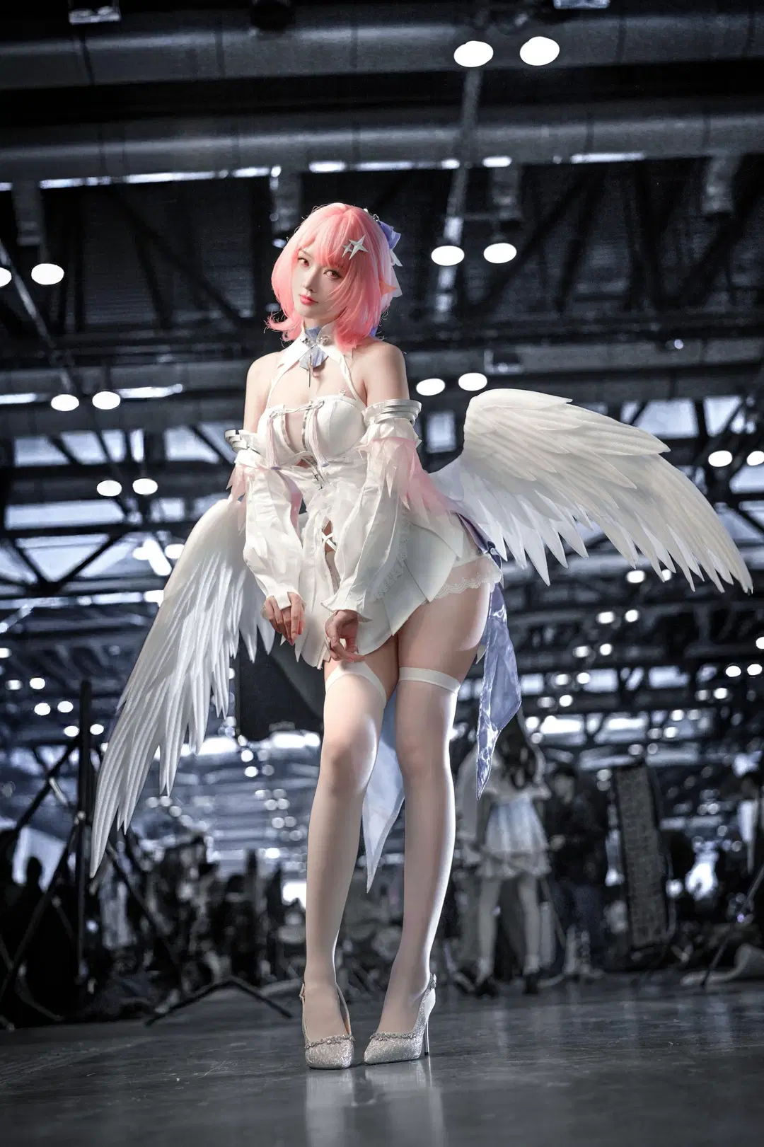 [Remielle cosplay] Zenless Zone Zero: White Wings at the Convention Floor by 只要三分糖 - Image 2