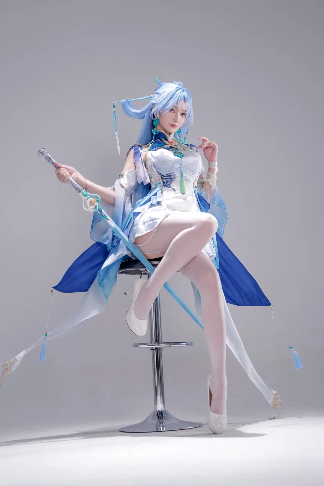 【清宵コスプレ】『鳴潮』凡塵の剣心、蒼き仙侠美学のスタジオ撮影