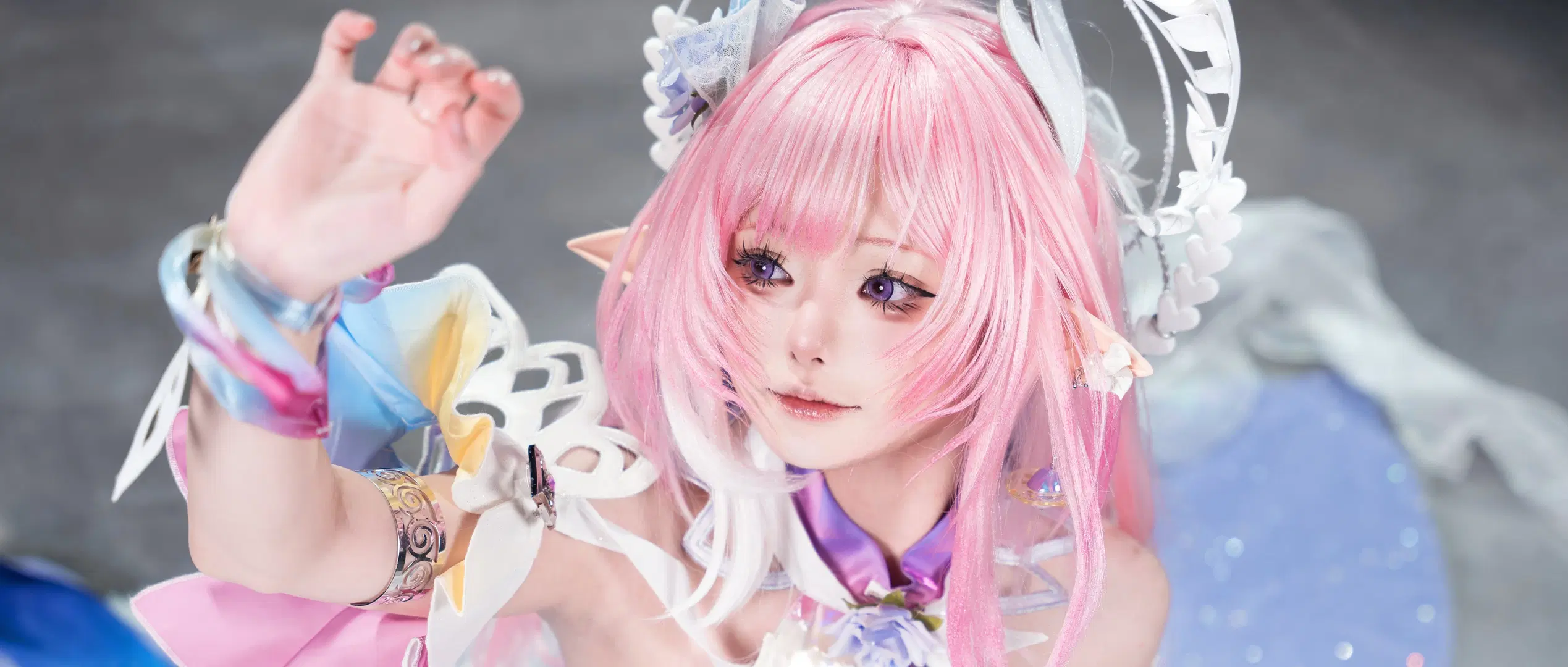 【Cyrene Cosplay】Miki Jiu's Fantasy style Shoot: Pink hair cosplay, Elf ears & Gradient Robe by 小寒 - Image 2