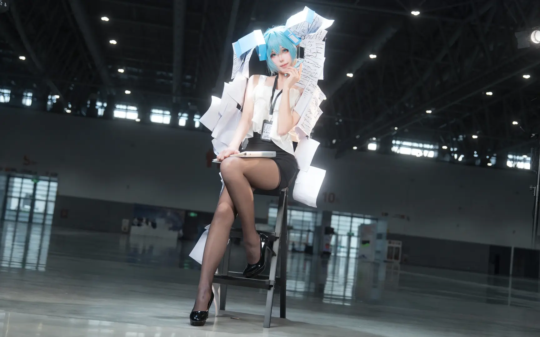 蓝发少女, 展会摄影, 黑丝袜, 米库cos, 办公风
