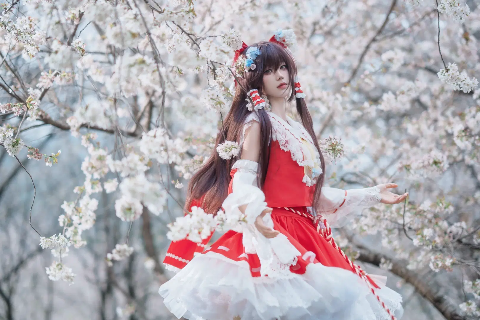 【博麗霊夢コスプレ】幻想郷の桜、紅白巫女の衣の裾を染めて - Mocha摩卡 - 3枚目