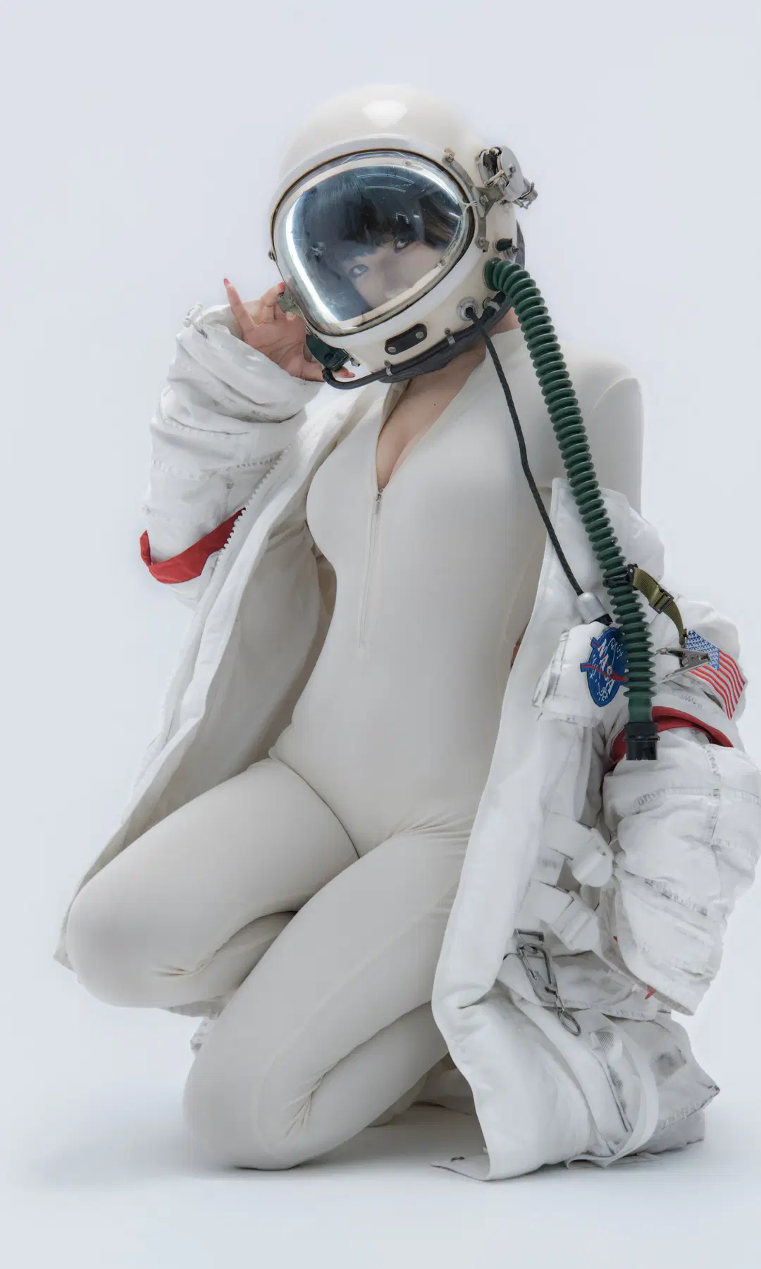 White Spacesuit Photo Diary Against an Immaculate Pure White Backdrop by 北鸢 - Image 2