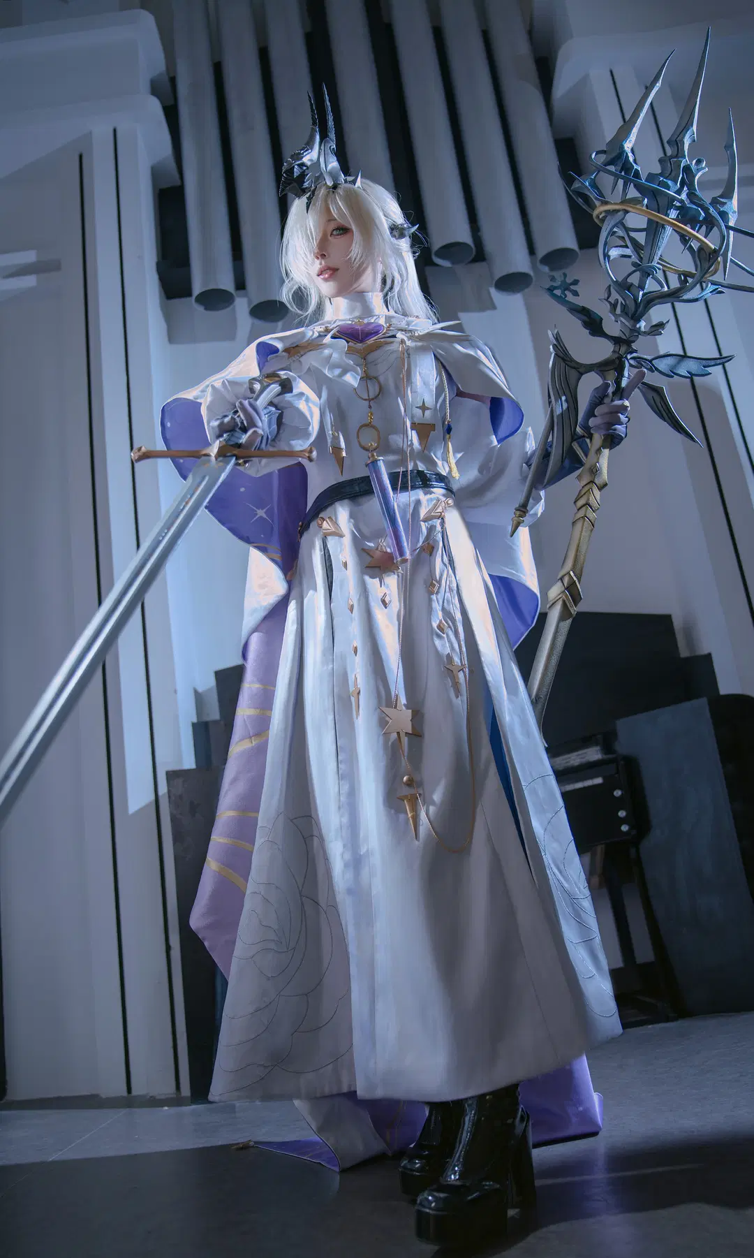 [Necrass cosplay] Arknights: The Cool, Alluring Arbiter Beneath the White and Purple Cloak by 北鸢 - Image 3