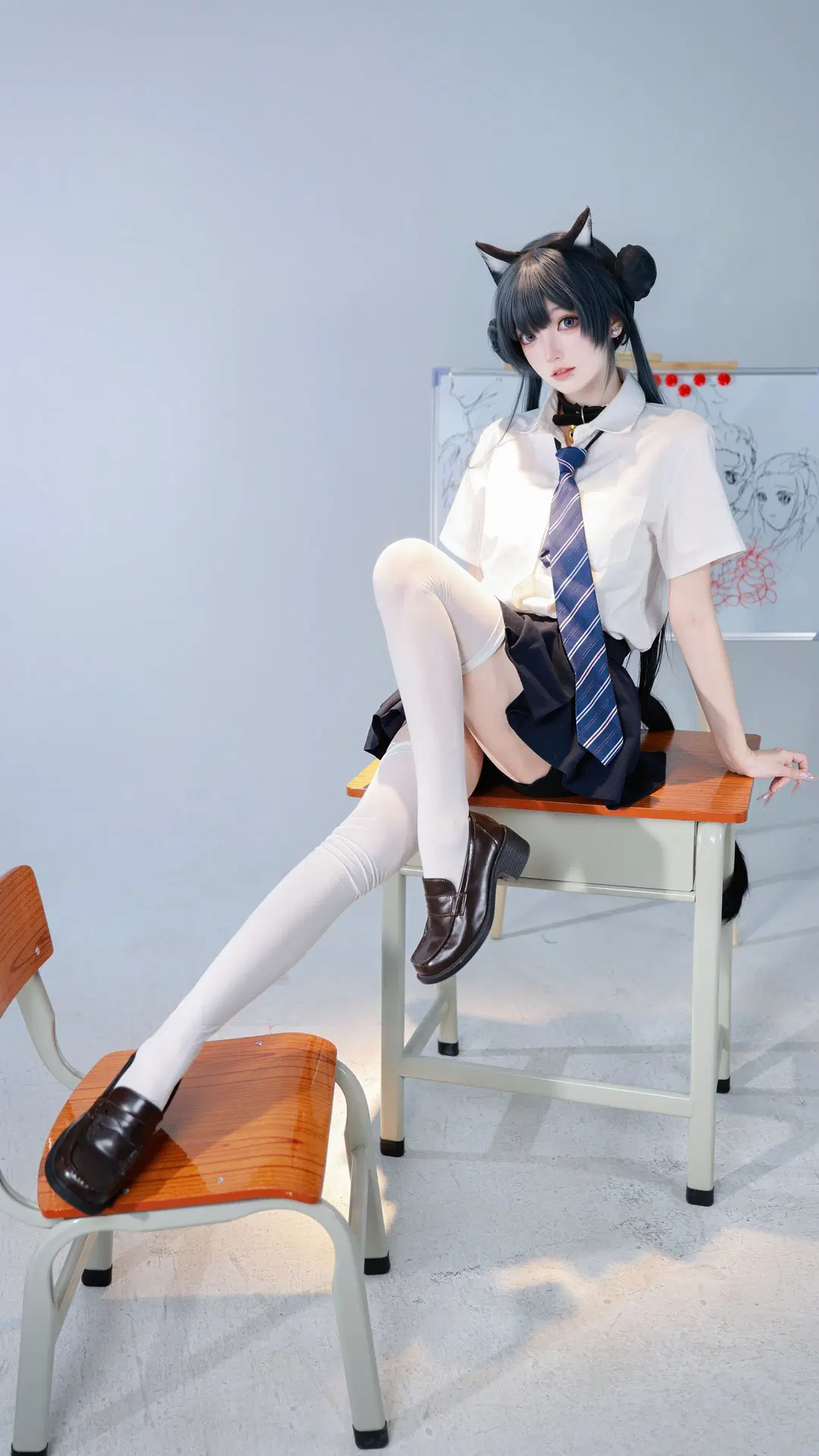 【キサキ コスプレ】『ブルーアーカイブ』セーラー服と白ストッキングの女子高生スタイル - 望眠 - 2枚目
