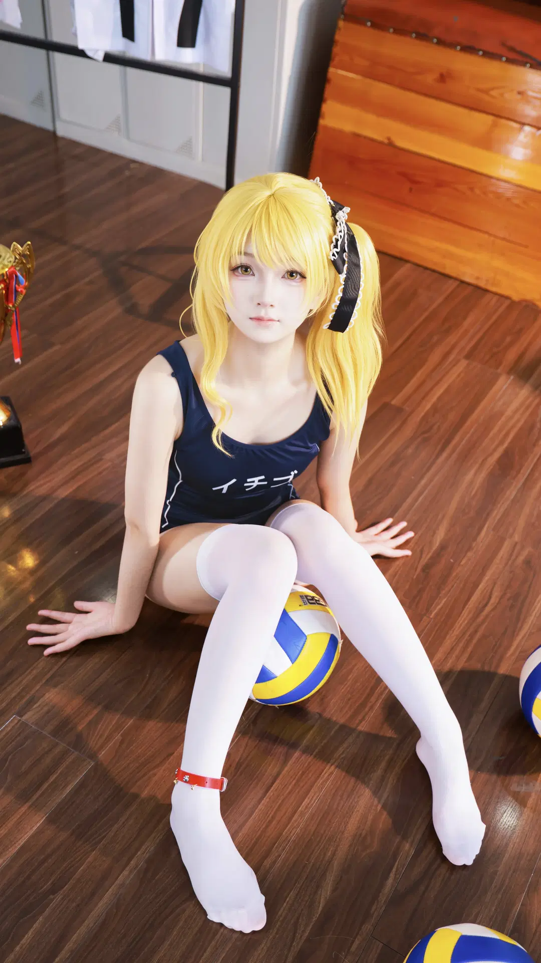 [丹花イブキ コスプレ] ブルーアーカイブ 夏のスポーツスタイル、水球とバレーボールのエネルギッシュな瞬間 - 望眠 - 2枚目