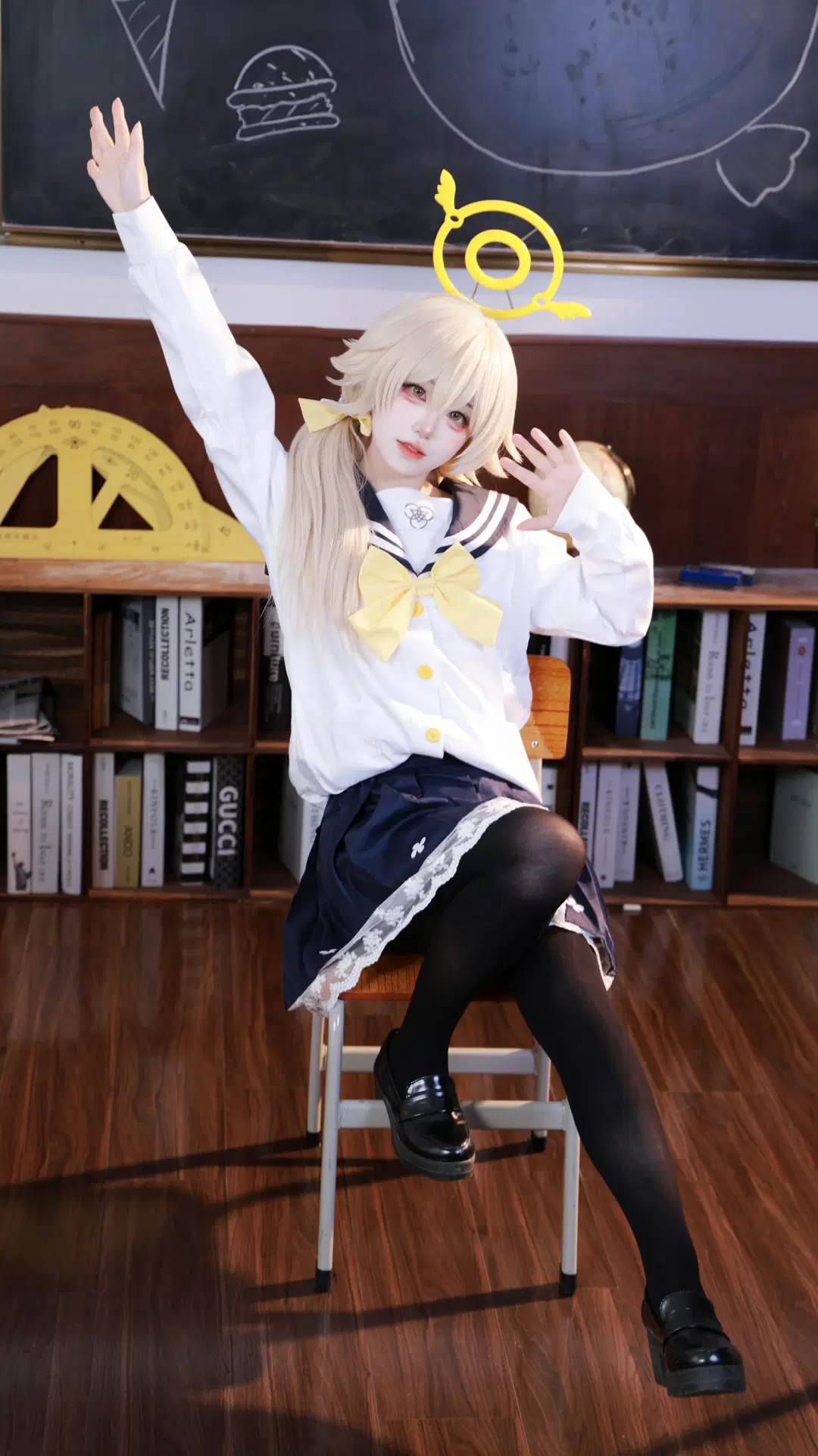 【日富美cos】蔚藍檔案裡的校園日常，水手服搭配黑絲 - 望眠 - 第3張