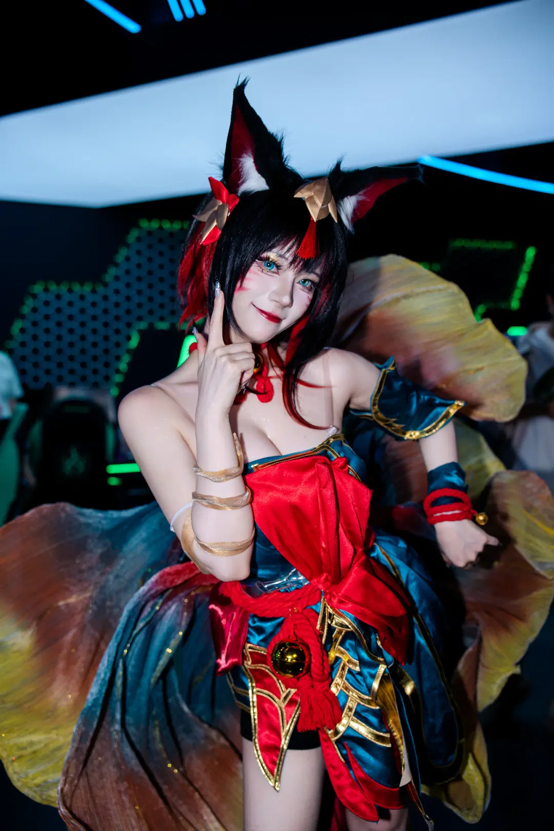 [Ahri cosplay] League of Legends Ahri CJ26 vs CJ25: Nine-Tailed Fox at the TCL Booth by 随风旋律 - Image 2