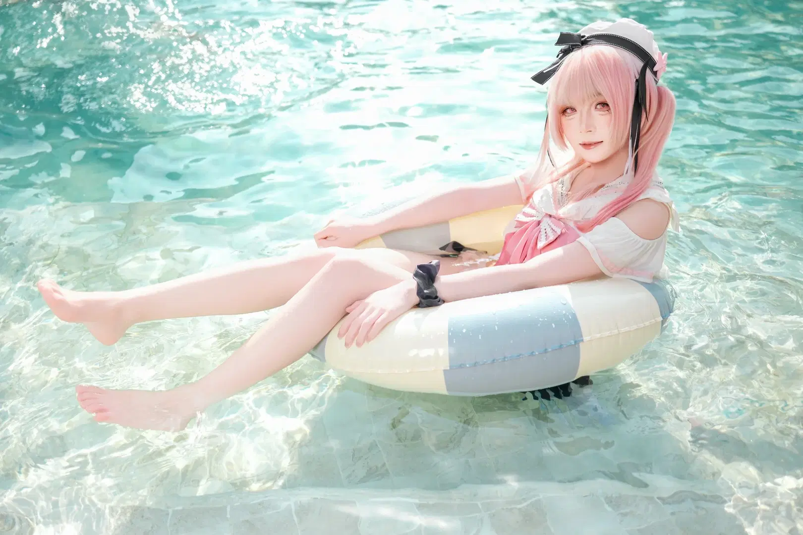 下江小春cos, 夏日清凉, 粉色双马尾, 户外泳池, 水边cosplay