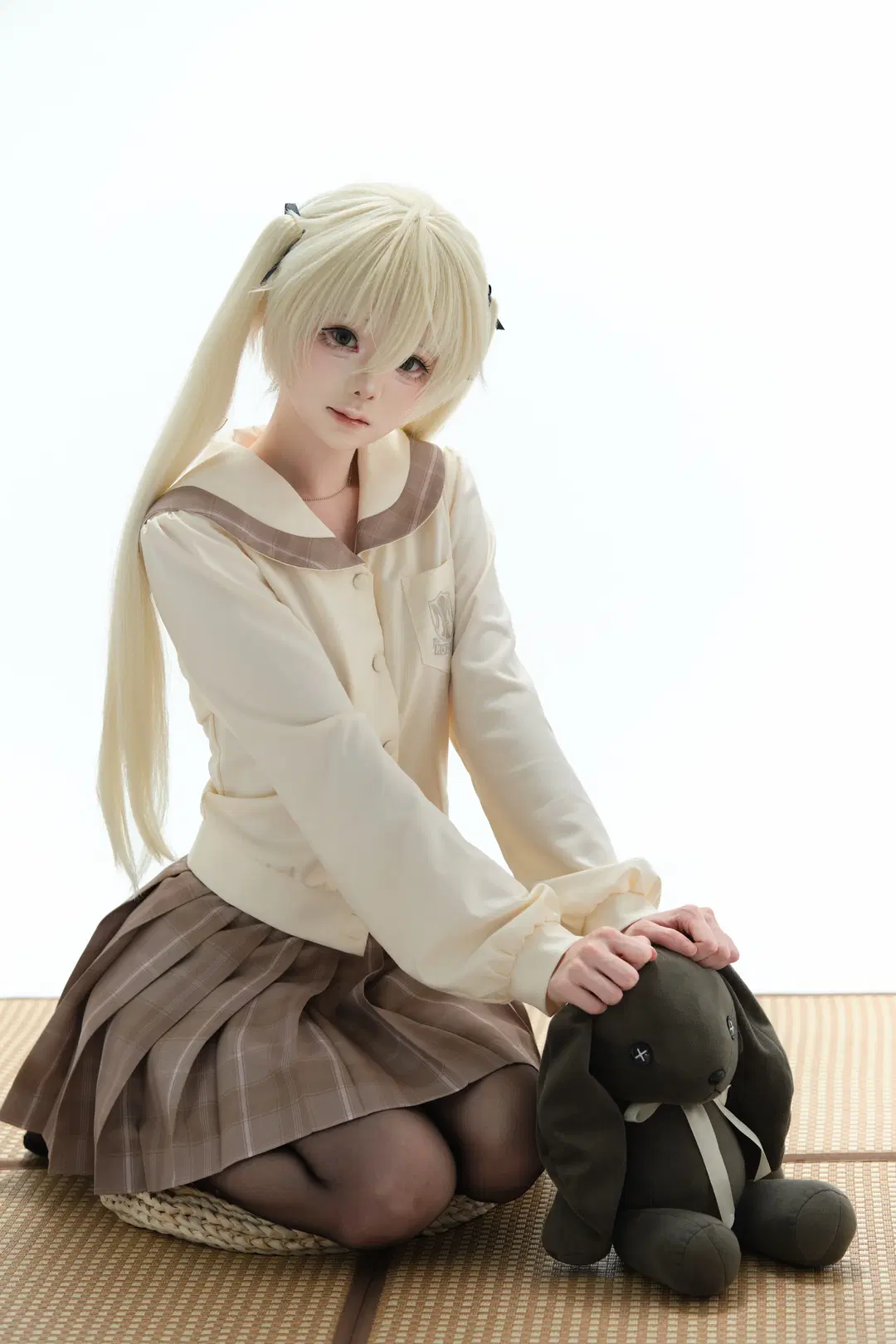 [Kasugano Sora cosplay] JK Uniform Paired with Black Stockings: Detailed Studio Record Against a Pure White Backdrop by 肉松 - Image 3