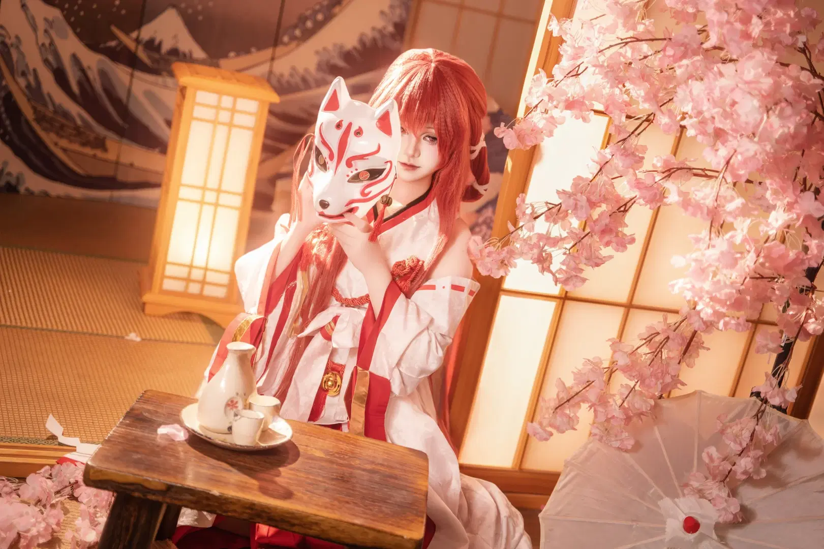 【Erii Cosplay】Red and White Japanese-Style Outfit and the Fox Mask Beneath Cherry Blossom Trees by 叶彦 - Image 2