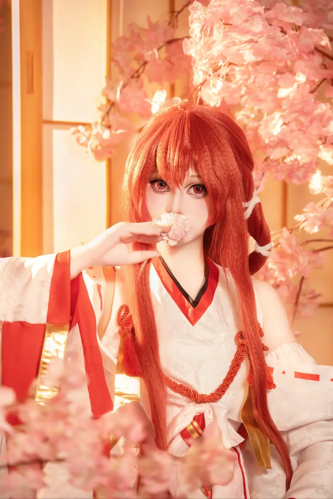 【Erii Cosplay】Red and White Japanese-Style Outfit and the Fox Mask Beneath Cherry Blossom Trees by 叶彦 - Image 3