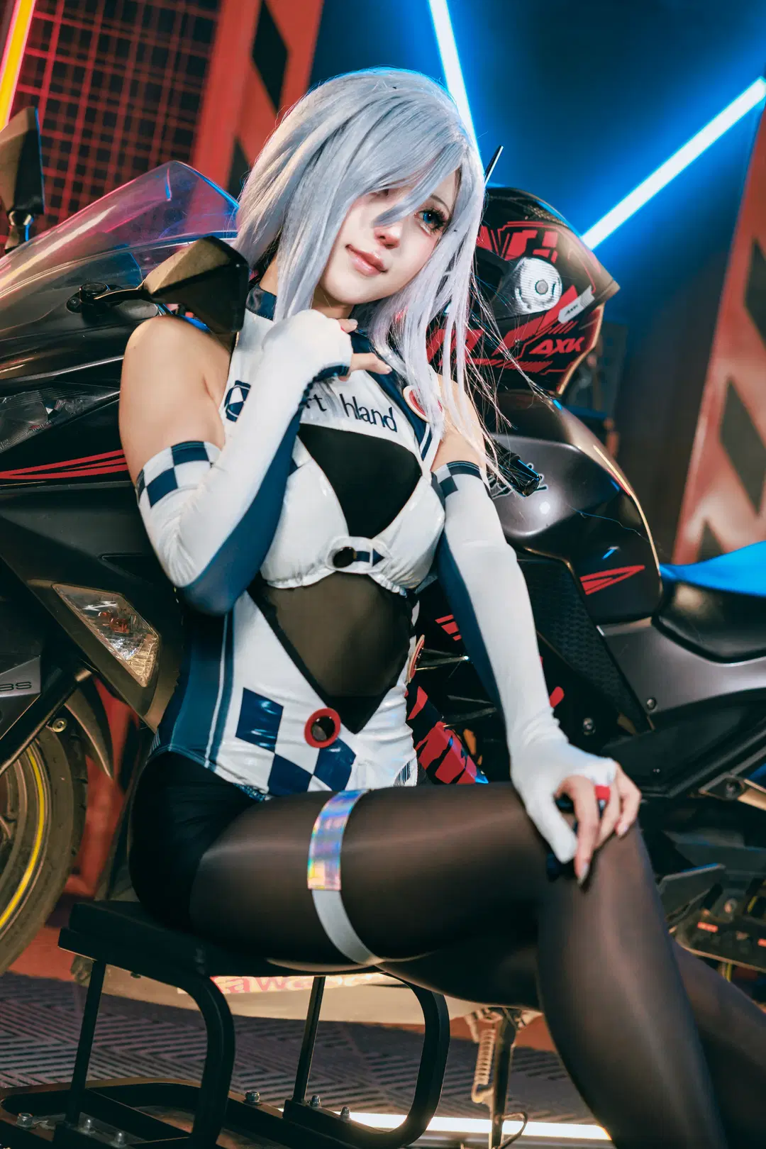【申鹤cos】原神的清冷之鹤，亦可驰骋于霓虹赛道 - V威V威way - 第2张
