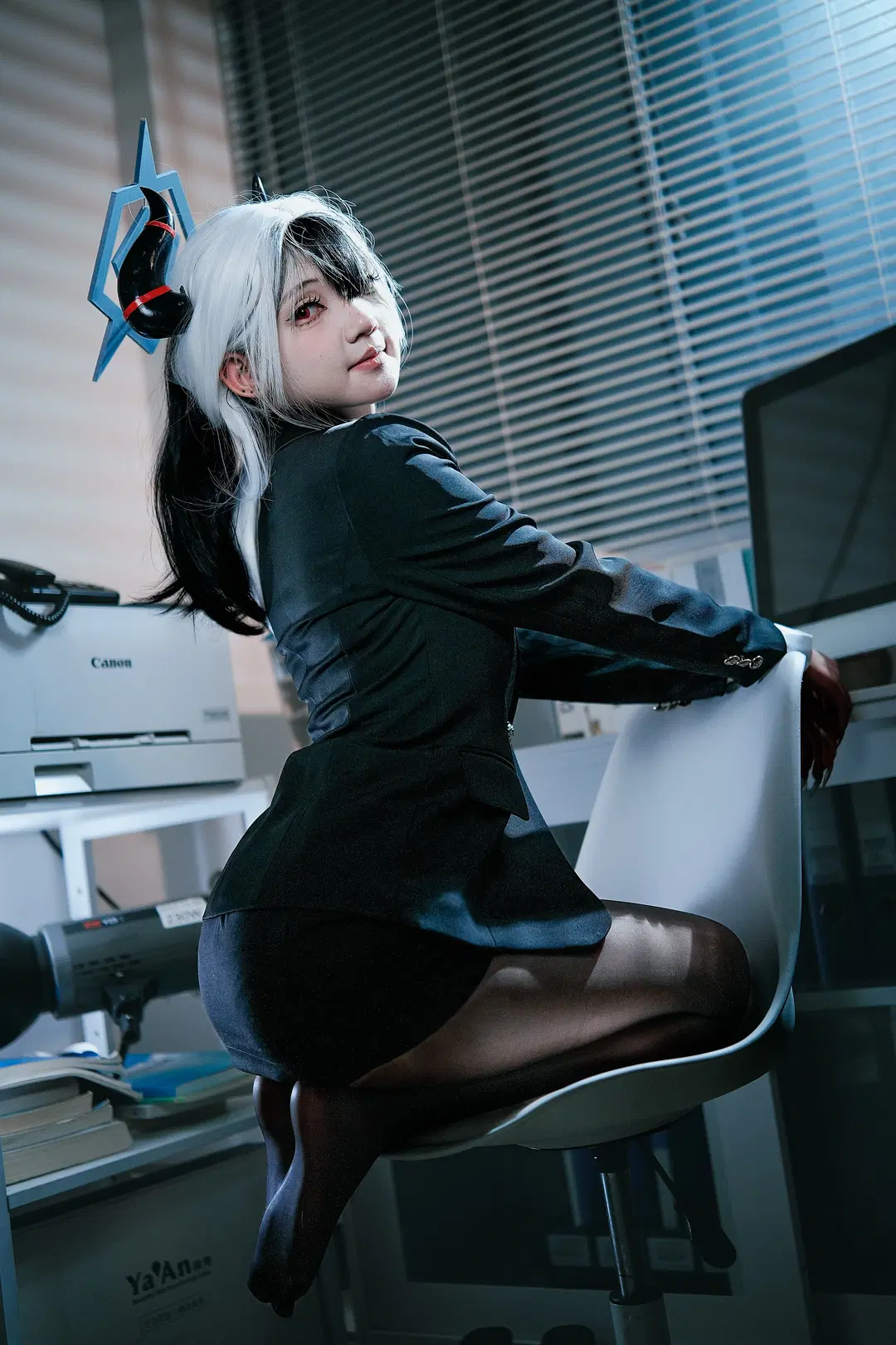 ブルーアーカイブ, 鬼方カヨコ コスプレ, OL制服, 黒ストッキング, 便利屋