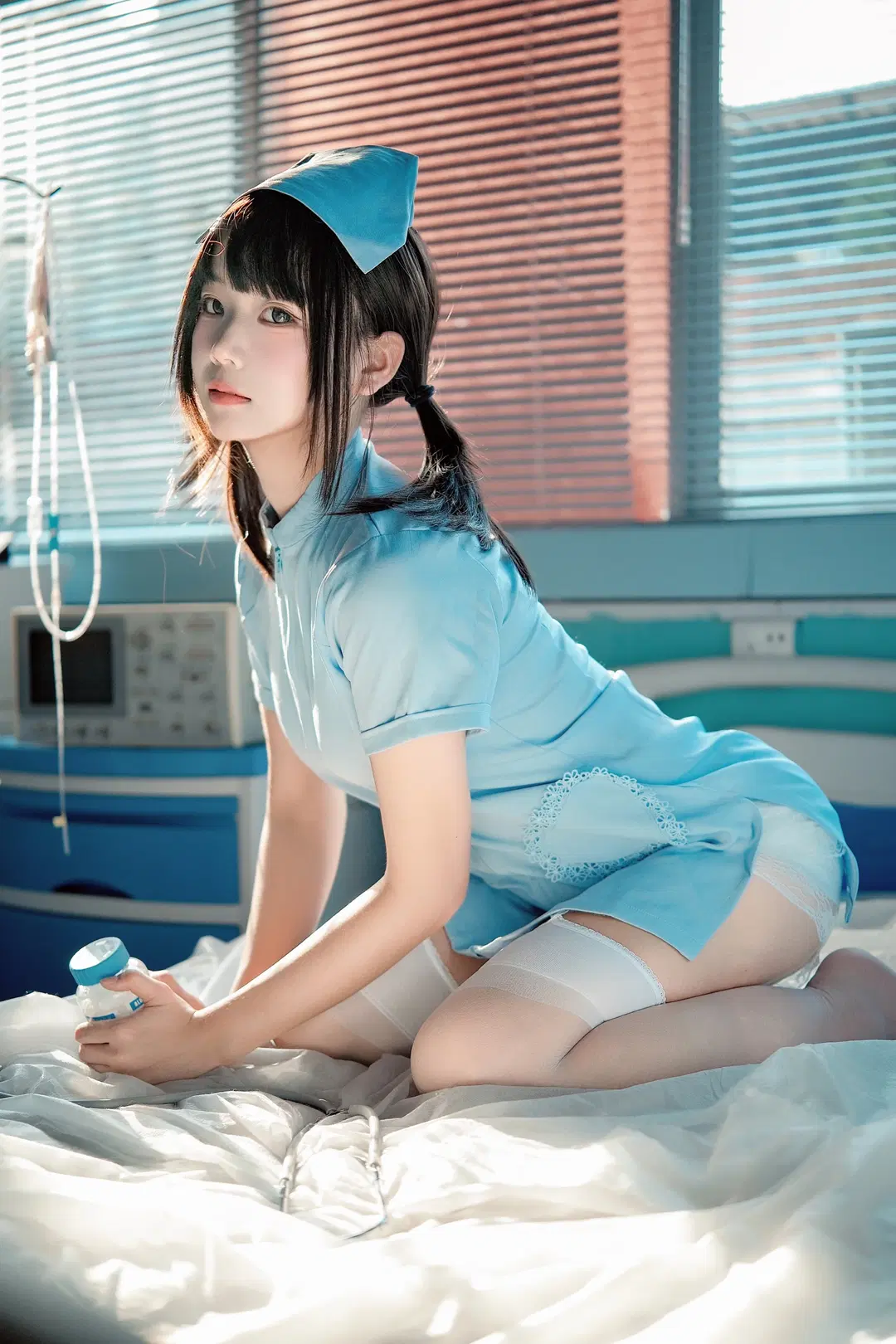 二次元cosplay, 制服少女, 白丝过膝袜, 护士服cos, 病房写真
